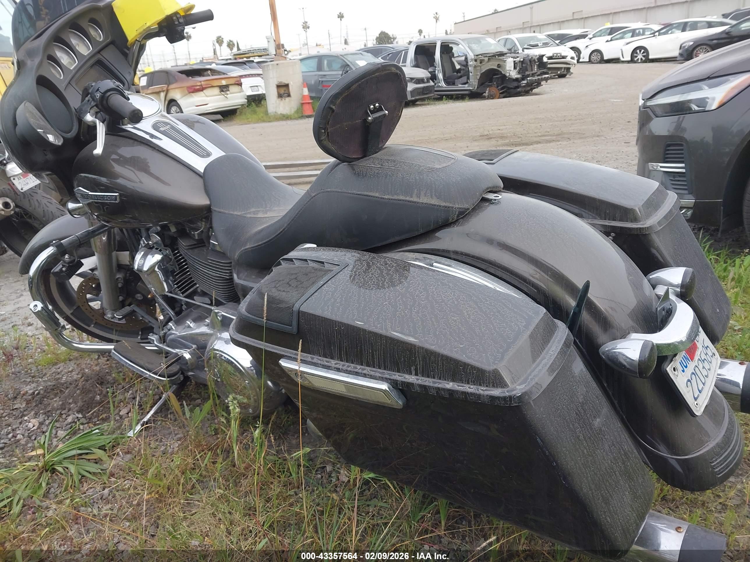HARLEY-DAVIDSON FLHX image 3