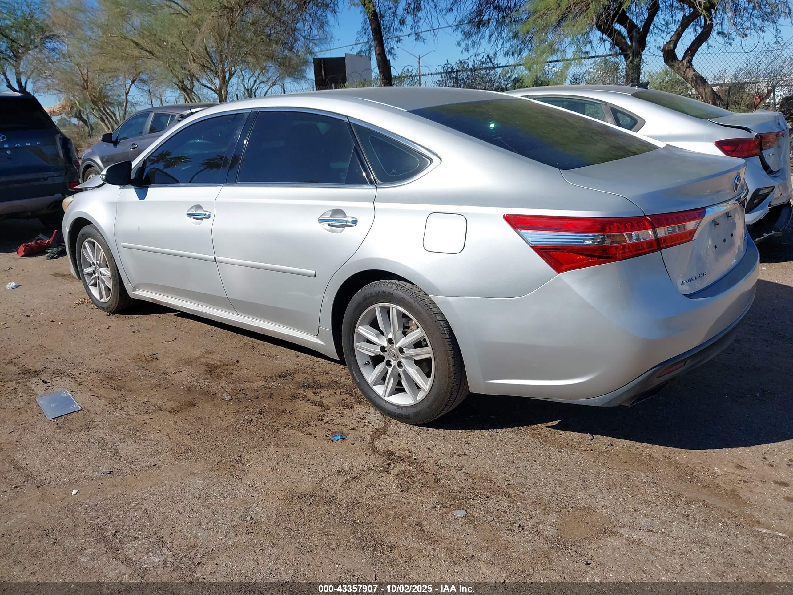 TOYOTA AVALON image 3