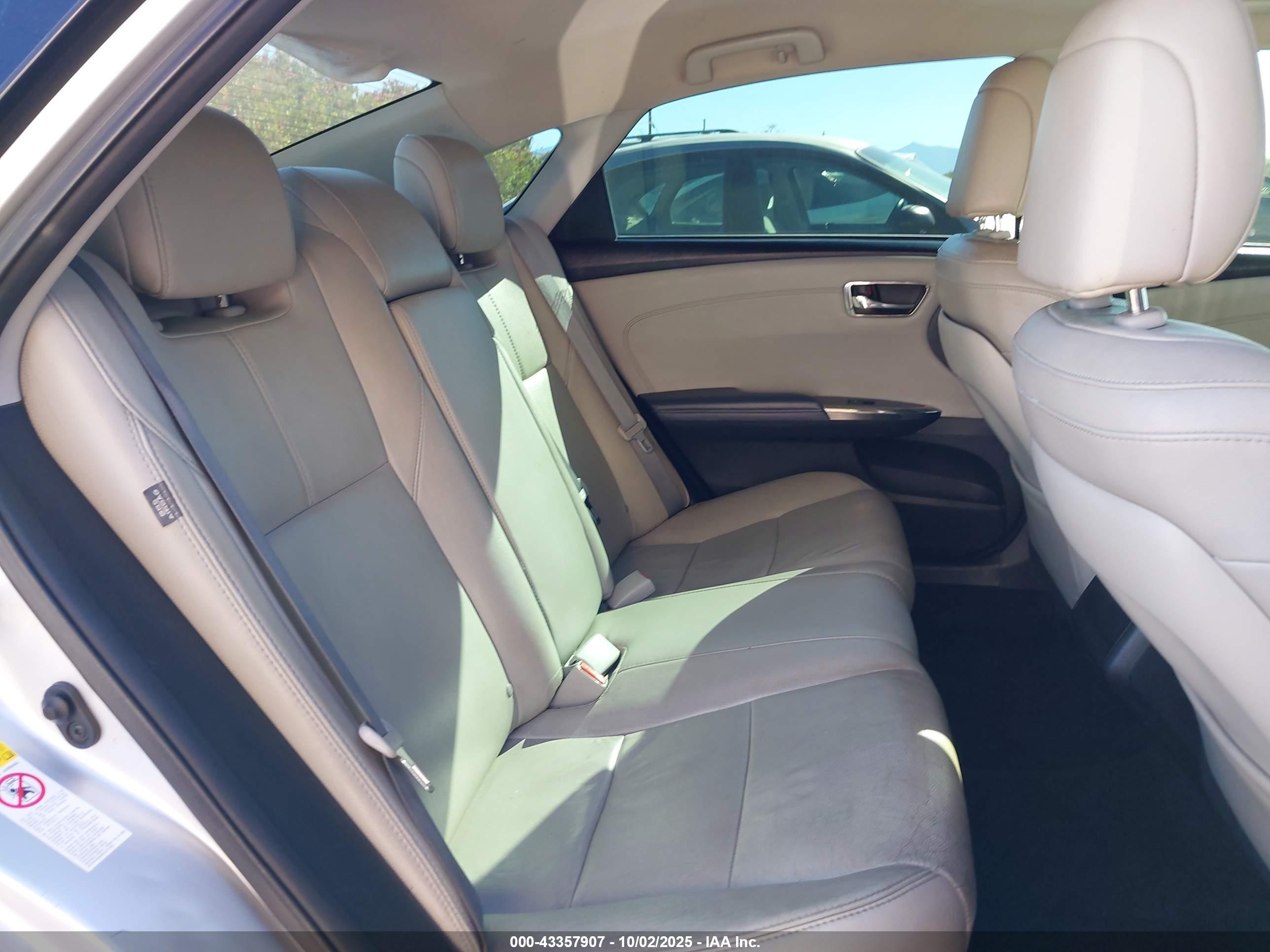 TOYOTA AVALON image 8