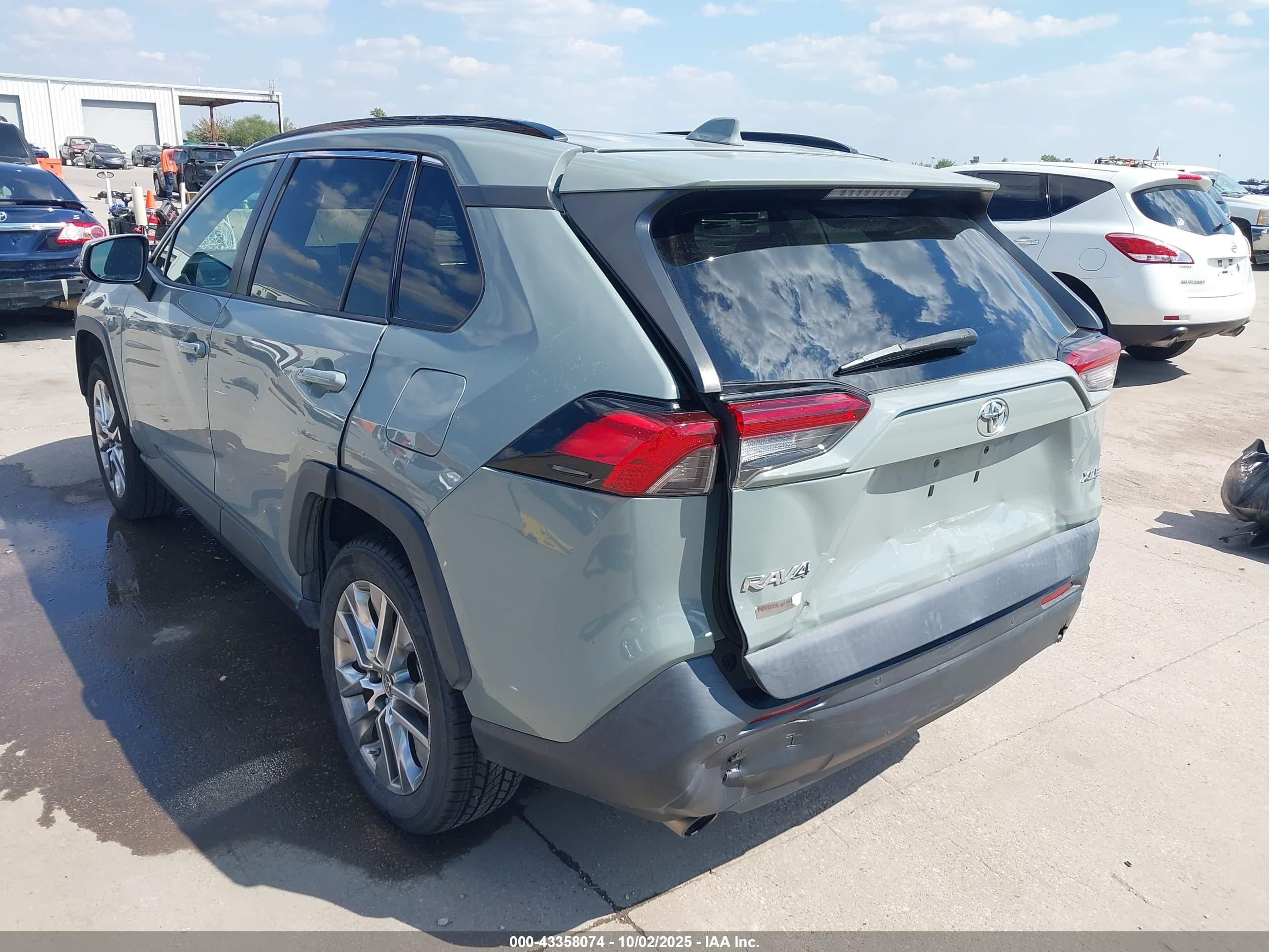 TOYOTA RAV4 image 3