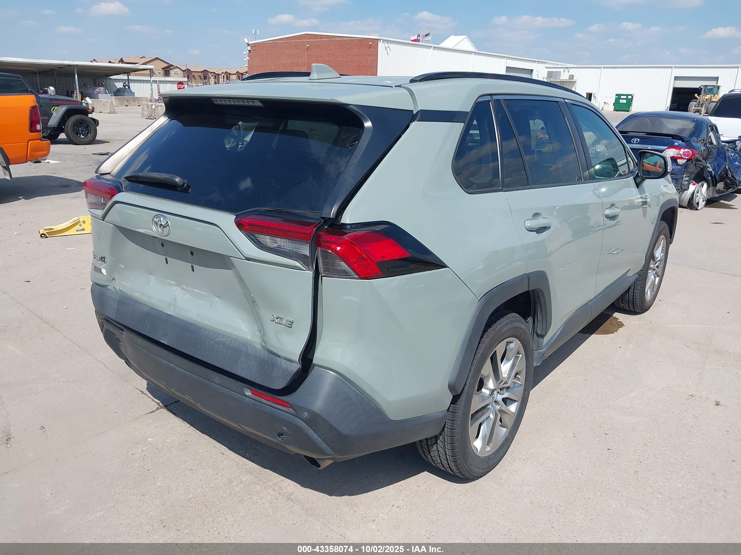 TOYOTA RAV4 image 4