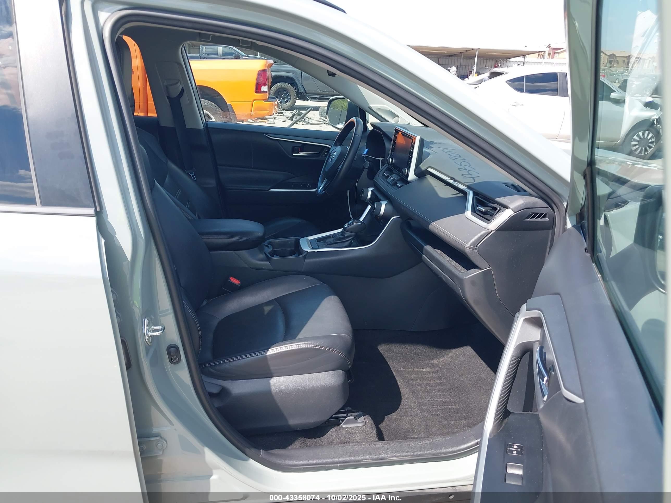 TOYOTA RAV4 image 5