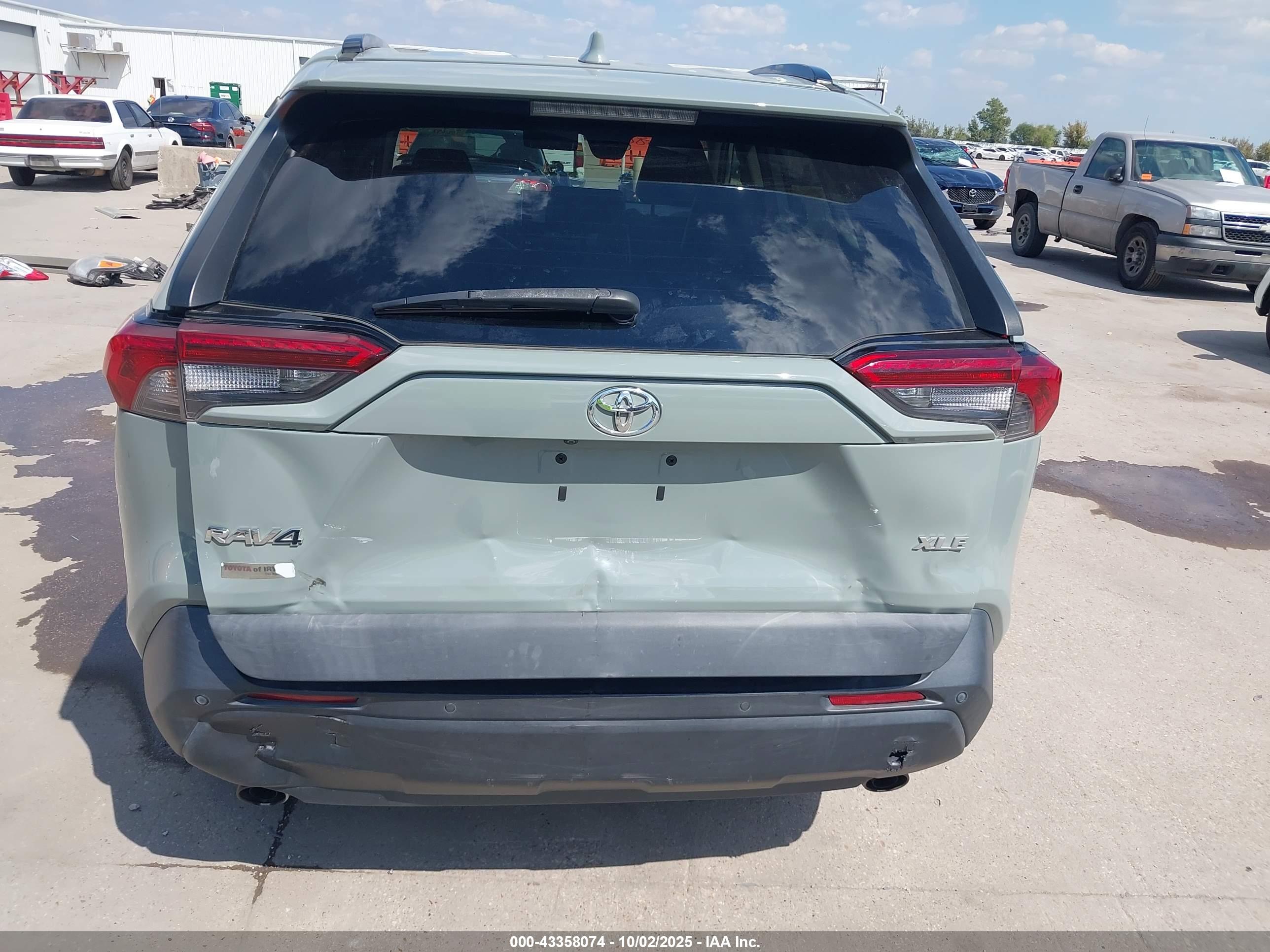 TOYOTA RAV4 image 6