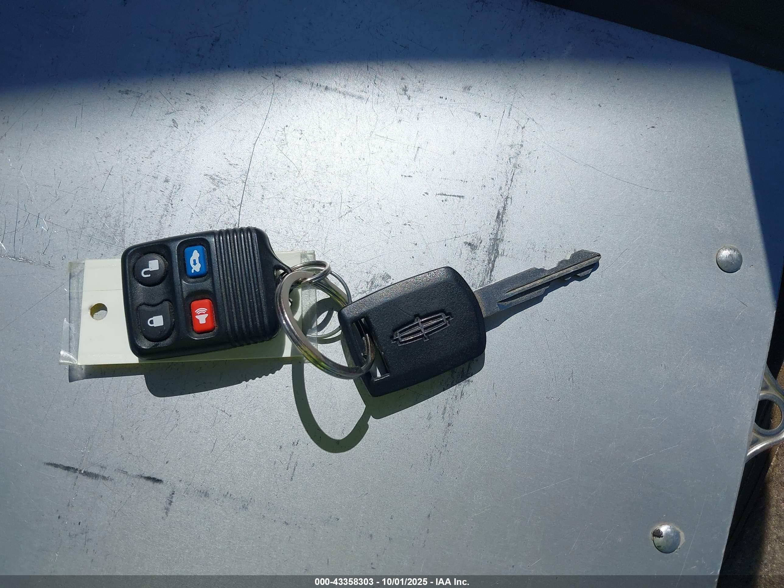 LINCOLN TOWN image 11