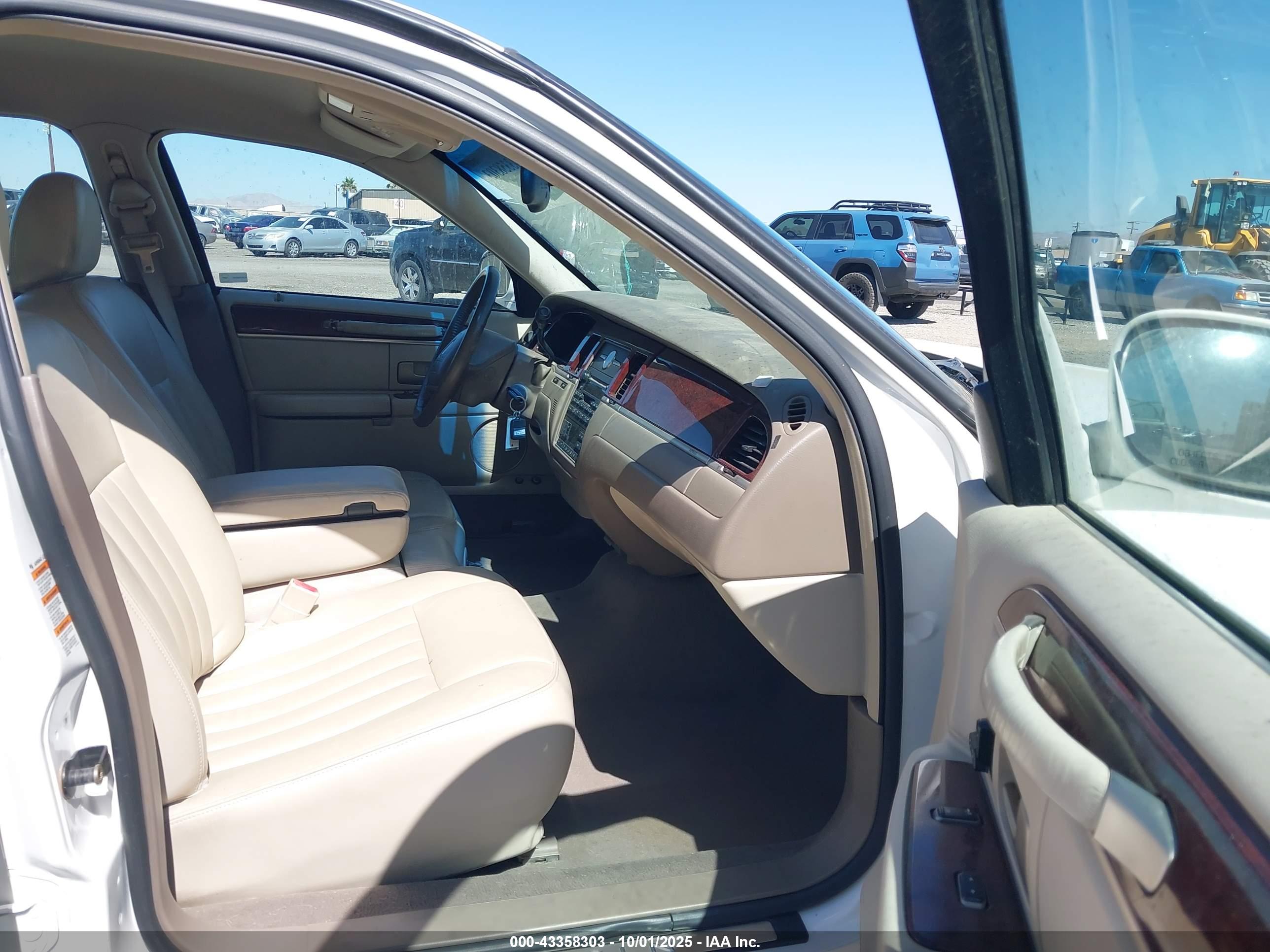 LINCOLN TOWN image 5