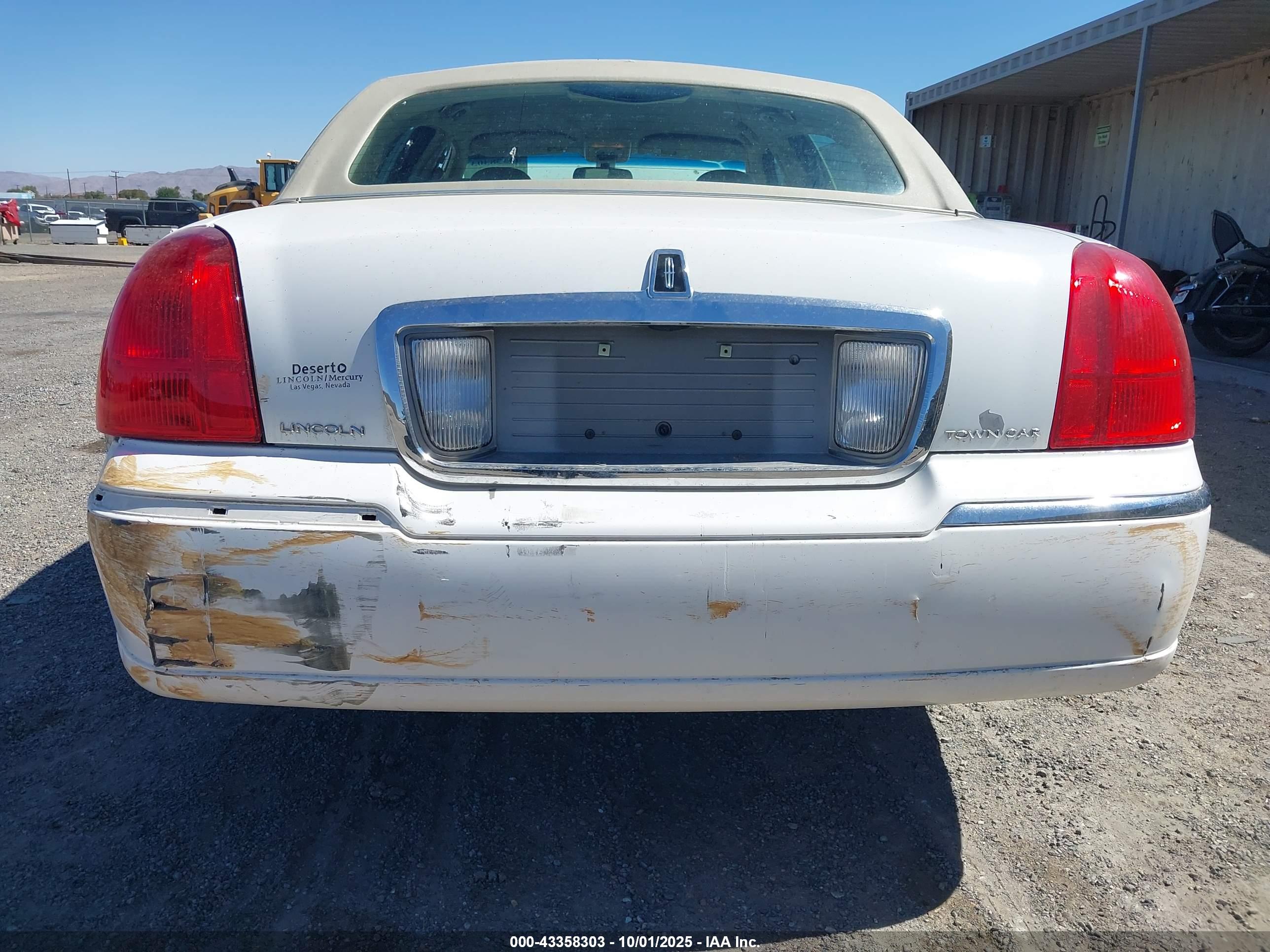 LINCOLN TOWN image 6