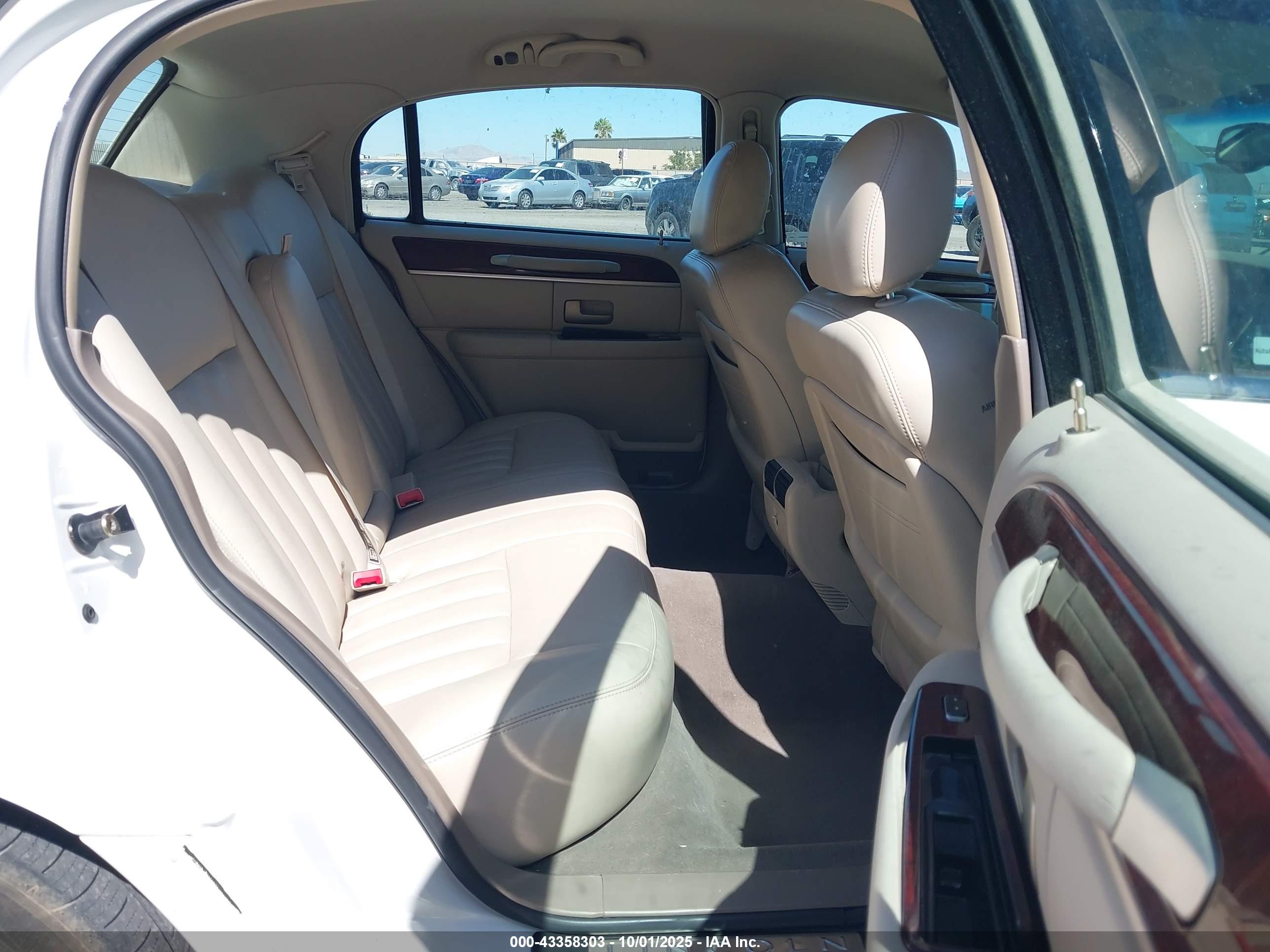 LINCOLN TOWN image 8