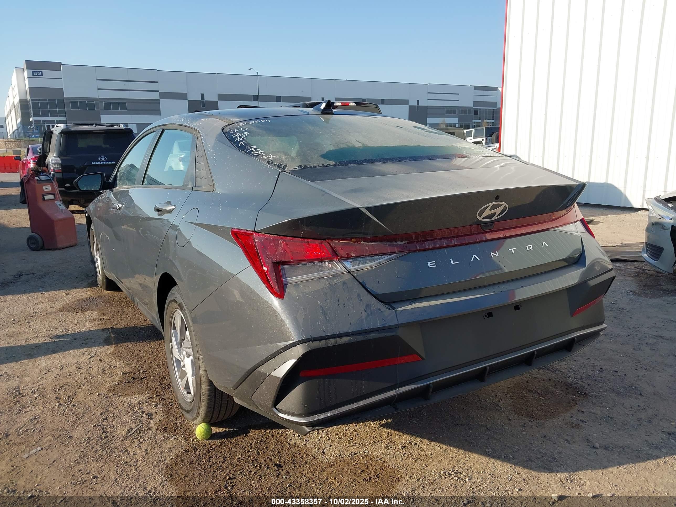HYUNDAI ELANTRA image 3