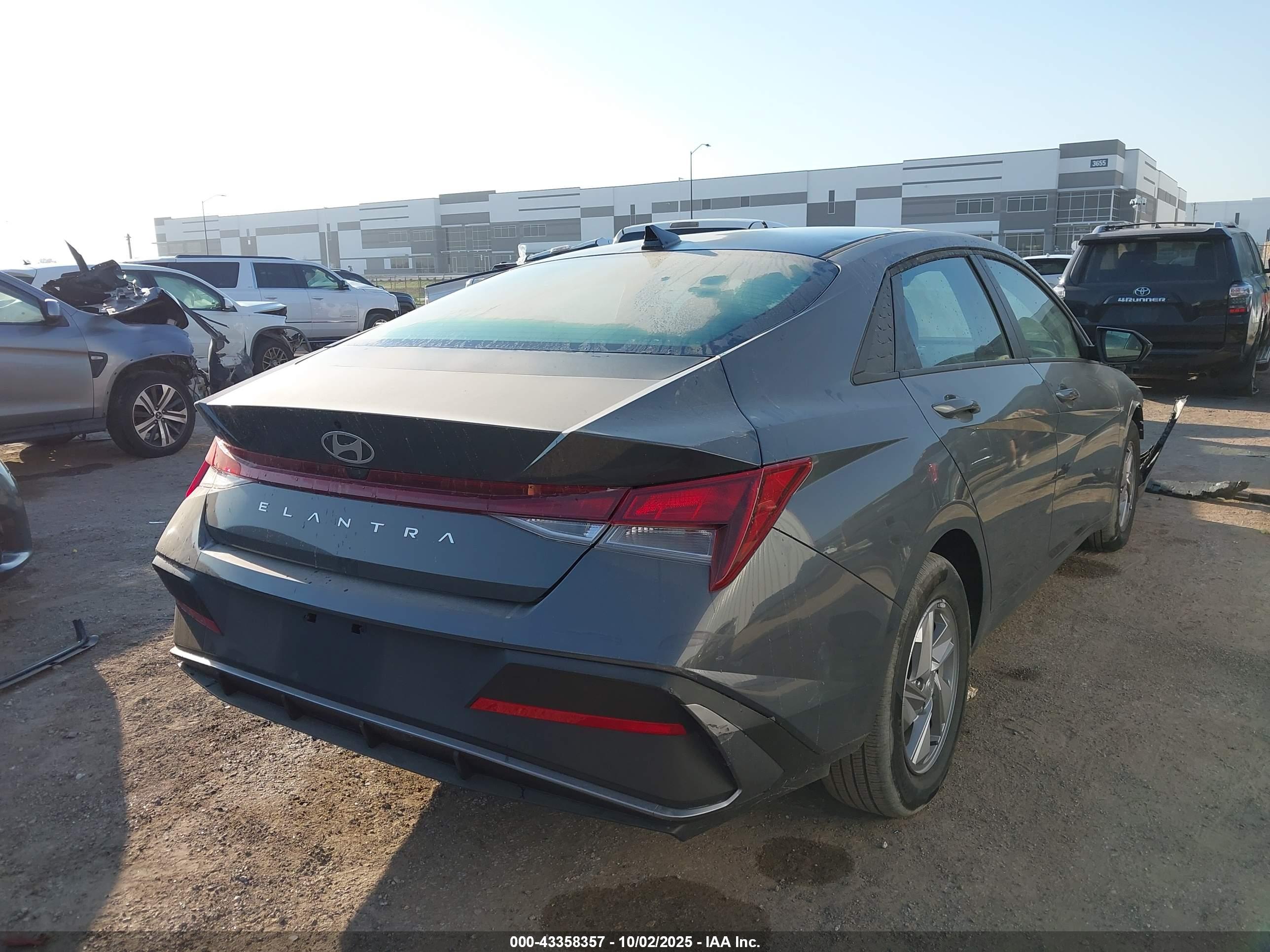 HYUNDAI ELANTRA image 4