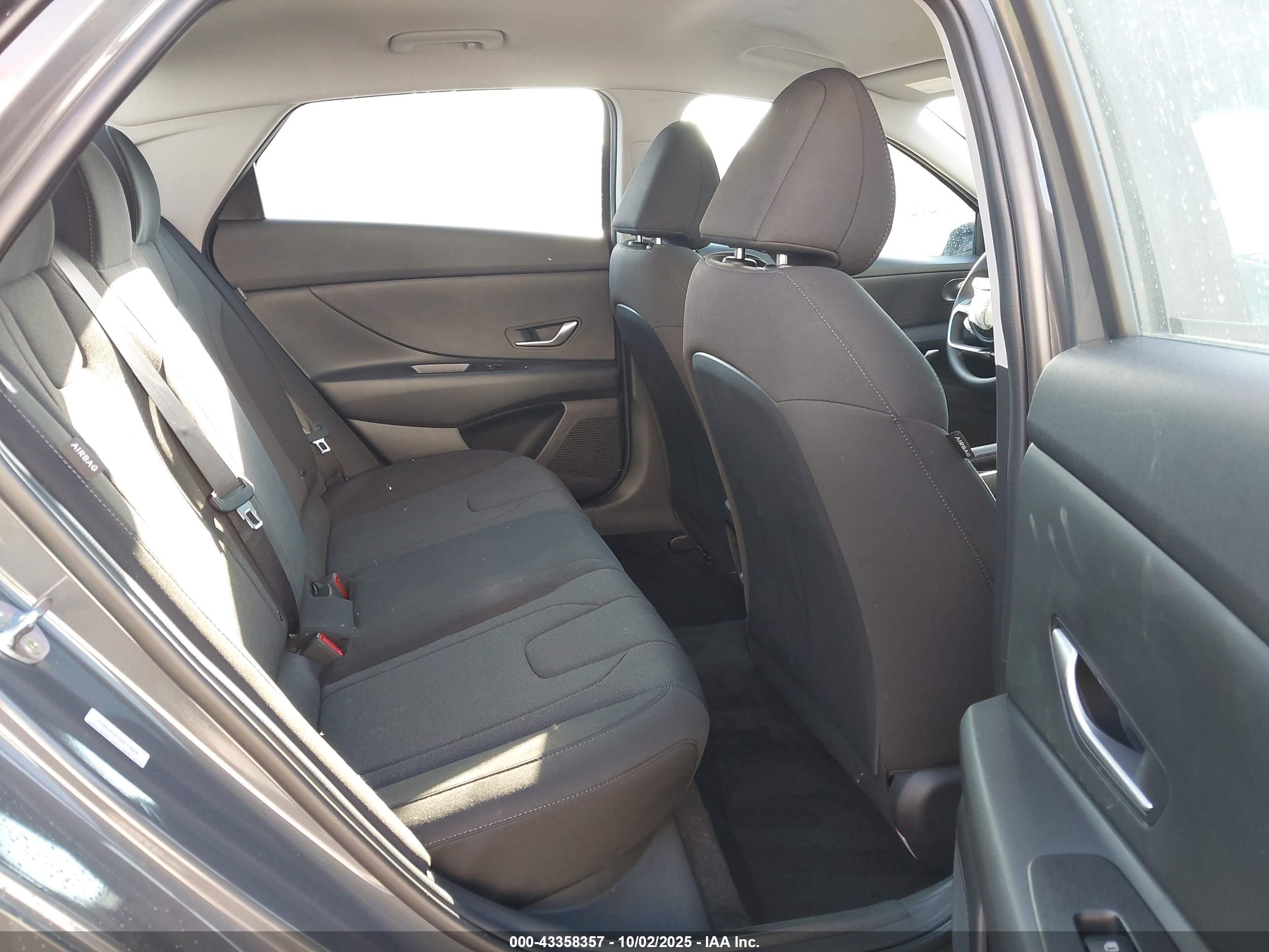 HYUNDAI ELANTRA image 8