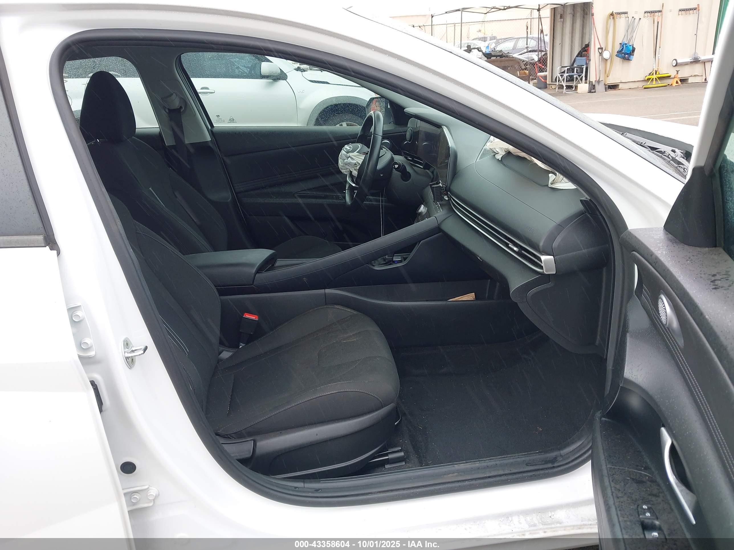 HYUNDAI ELANTRA image 5