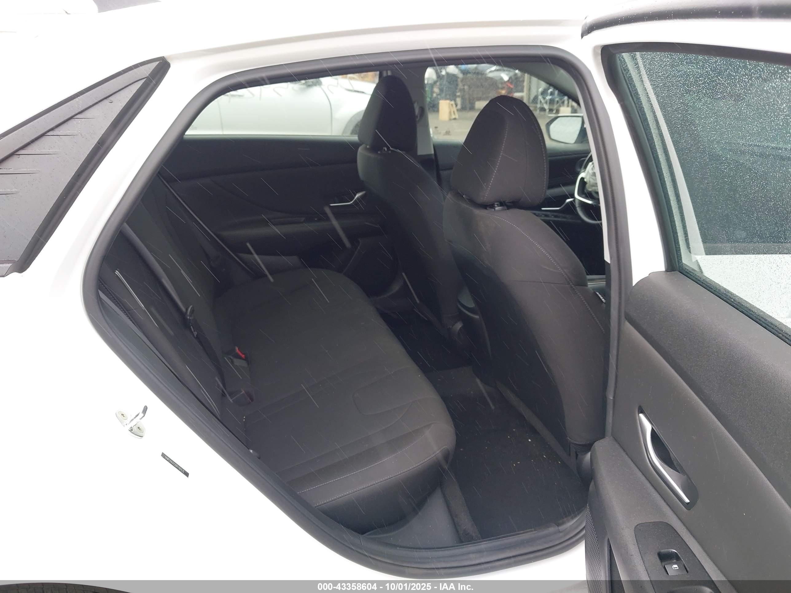 HYUNDAI ELANTRA image 8