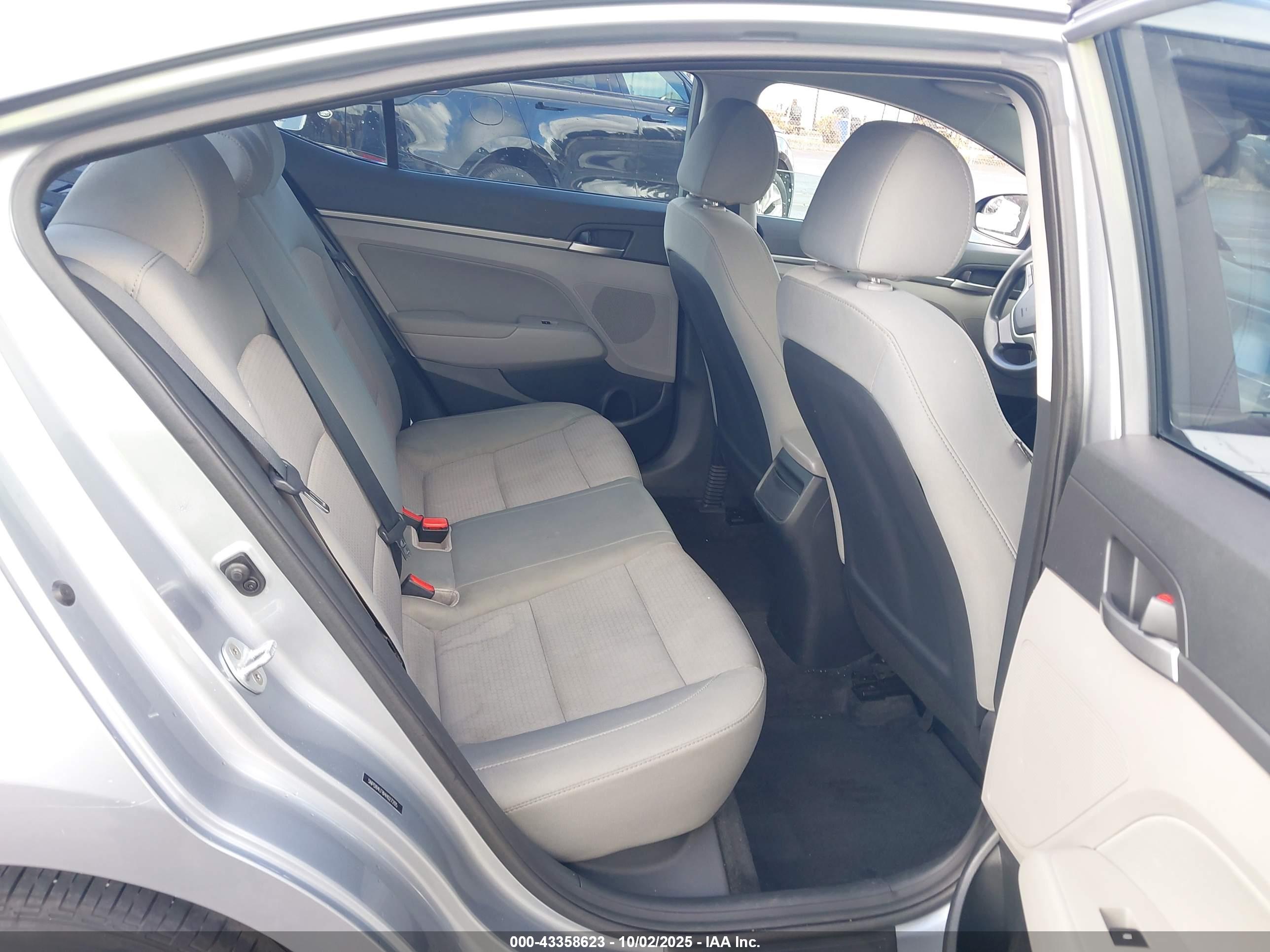 HYUNDAI ELANTRA image 8