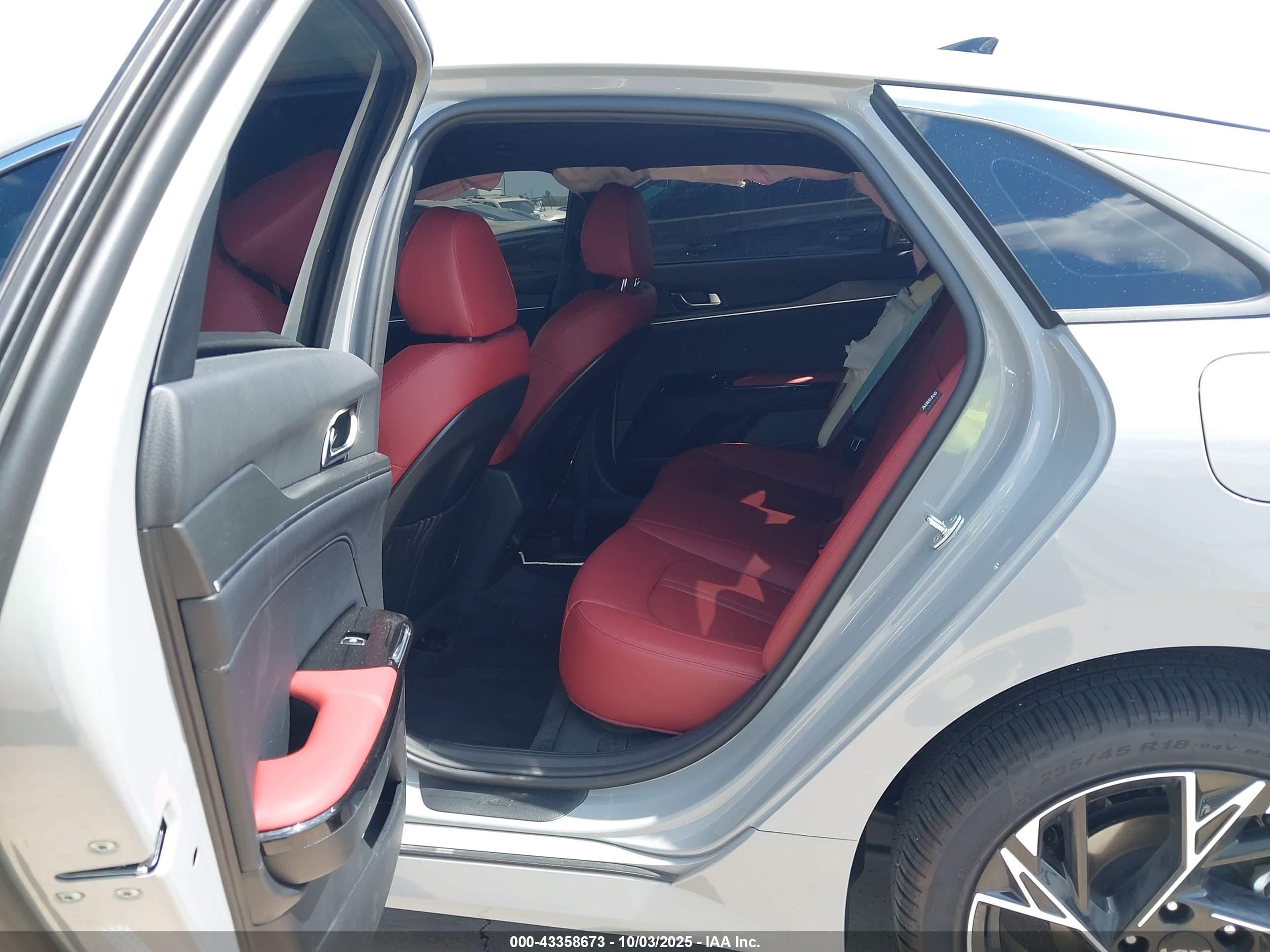 KIA K5 image 8