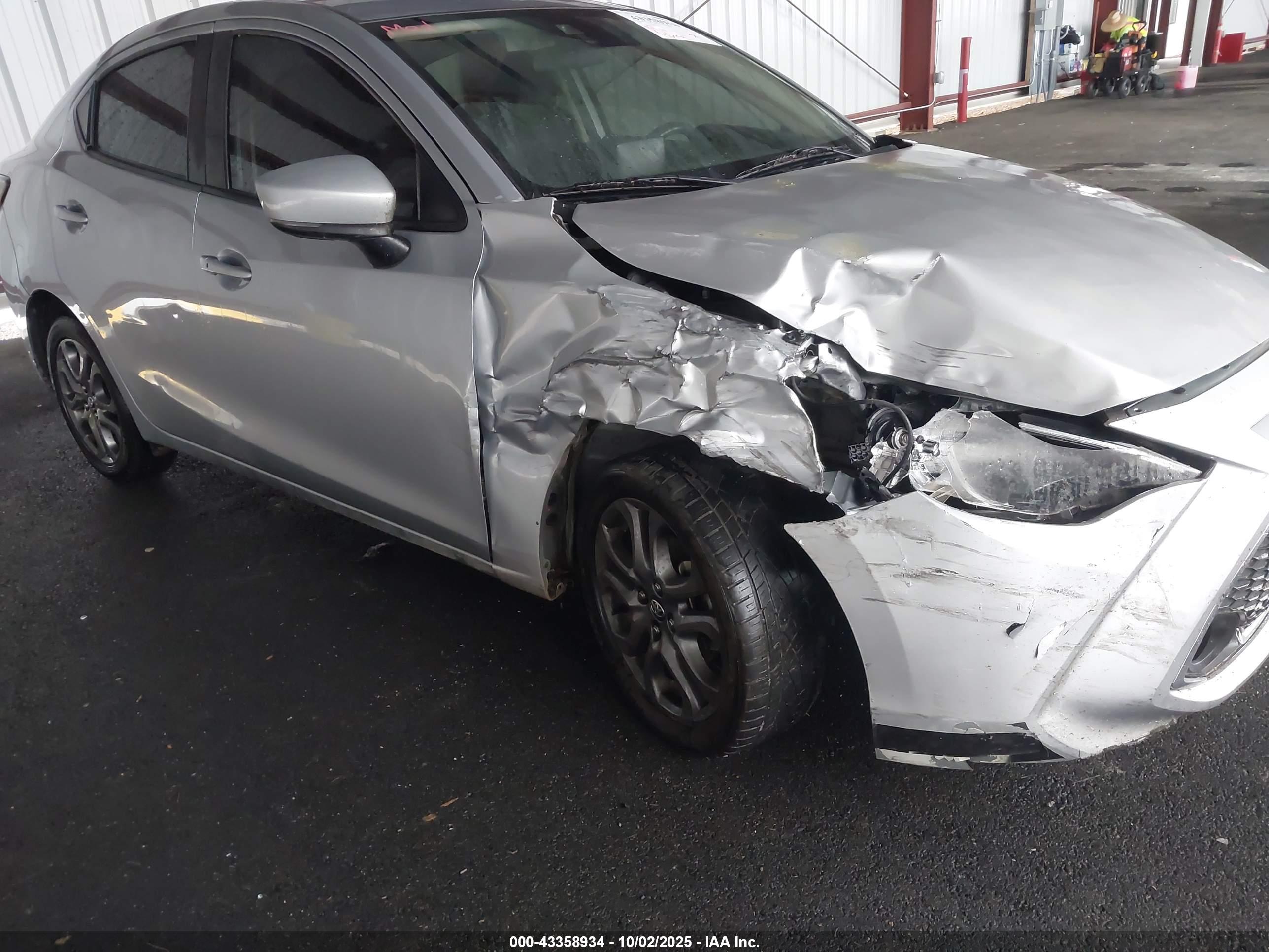 TOYOTA YARIS image 6