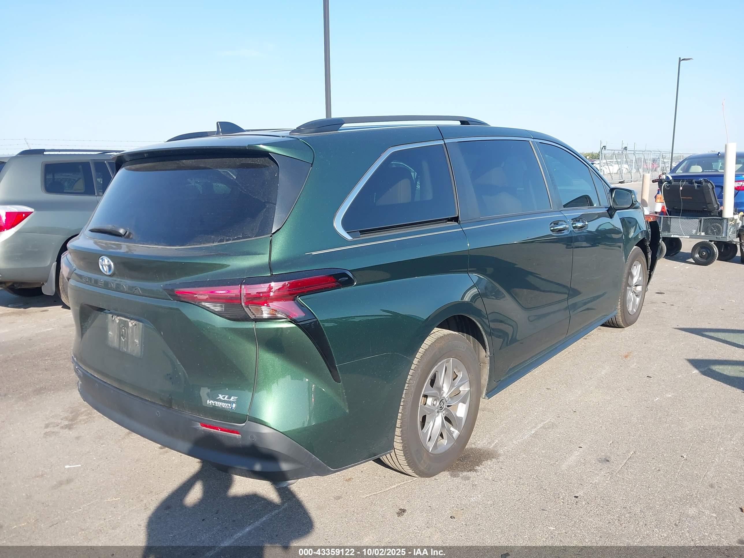 TOYOTA SIENNA image 4