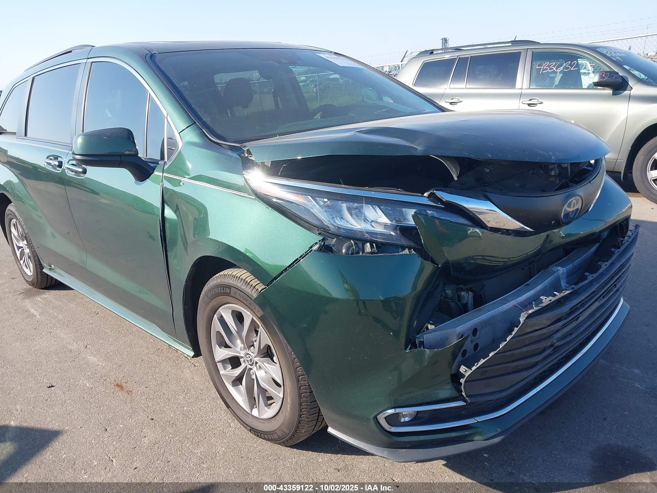 TOYOTA SIENNA image 6