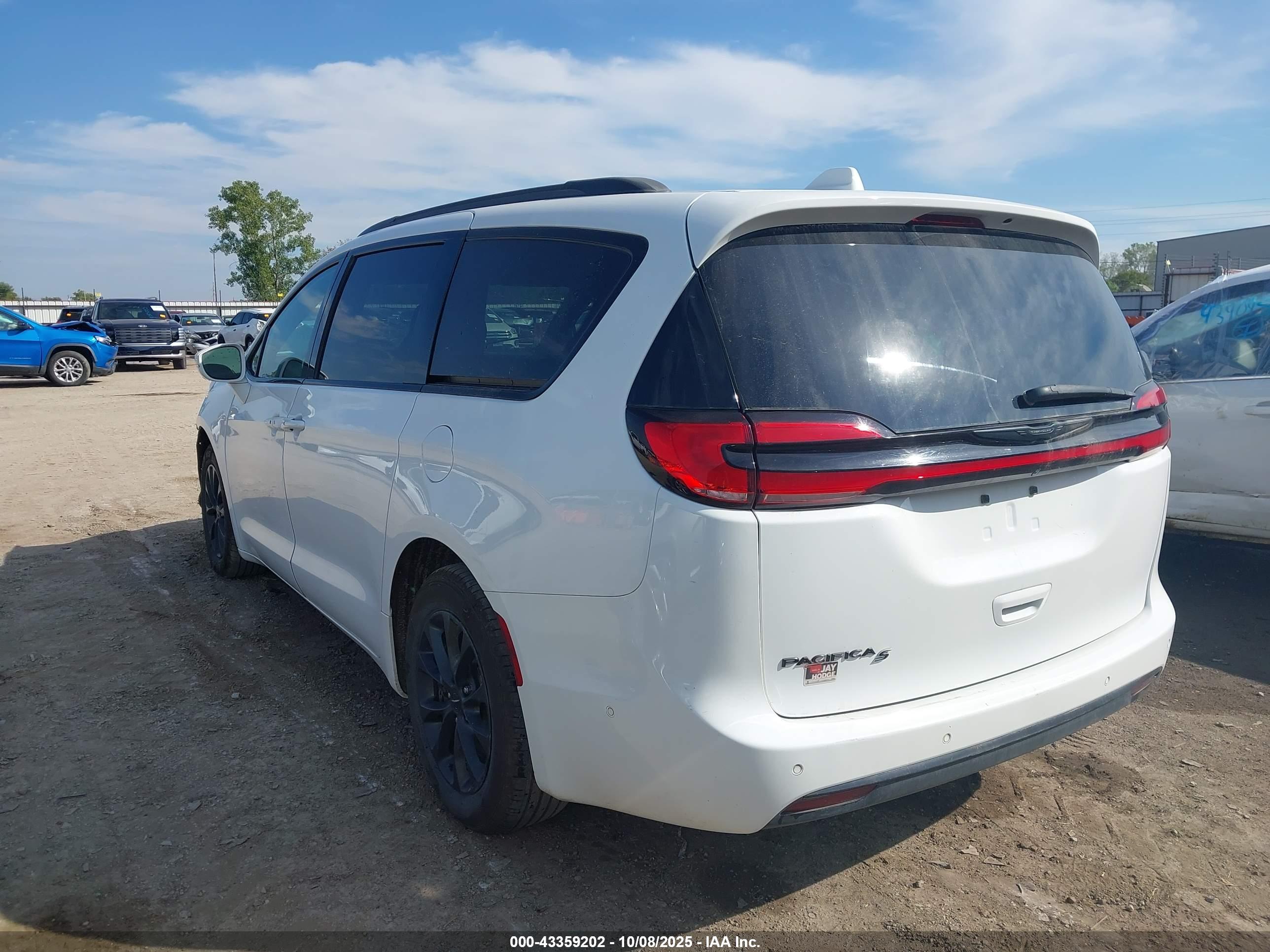 CHRYSLER PACIFICA image 3