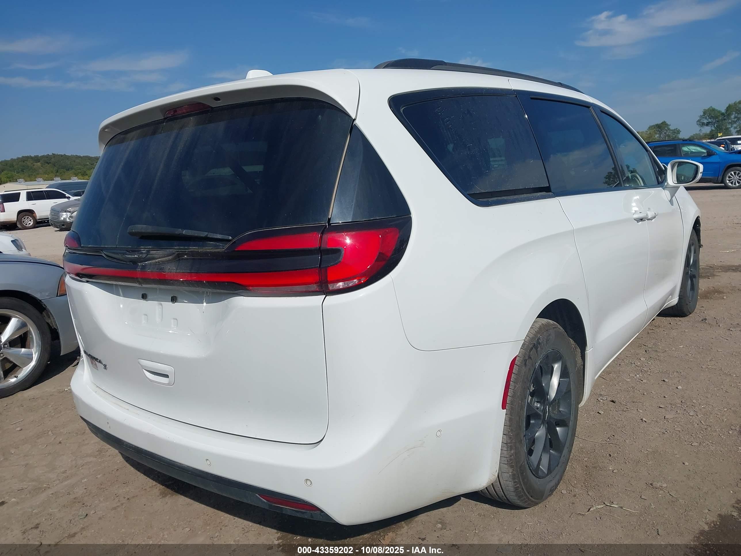 CHRYSLER PACIFICA image 4