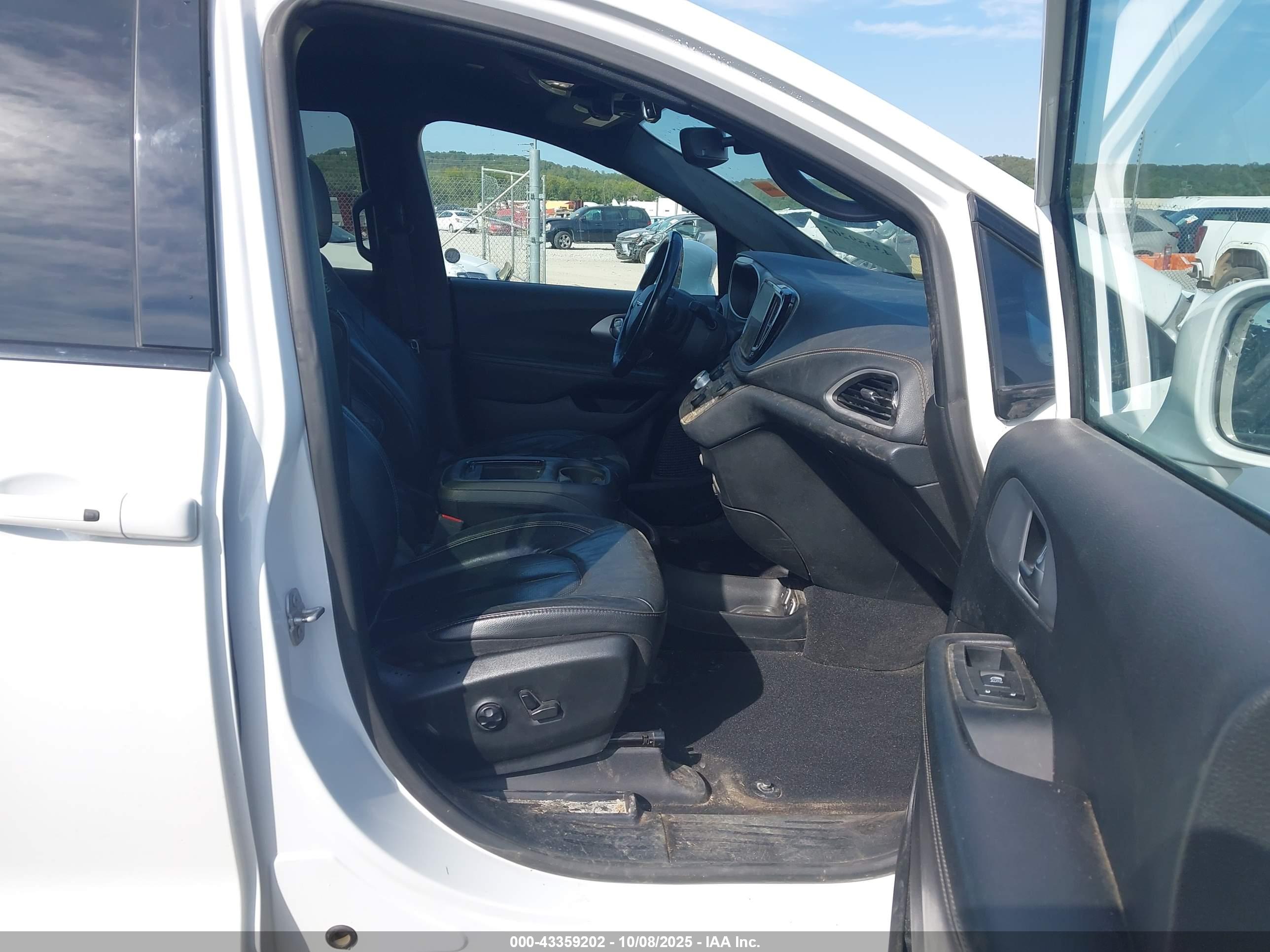 CHRYSLER PACIFICA image 5