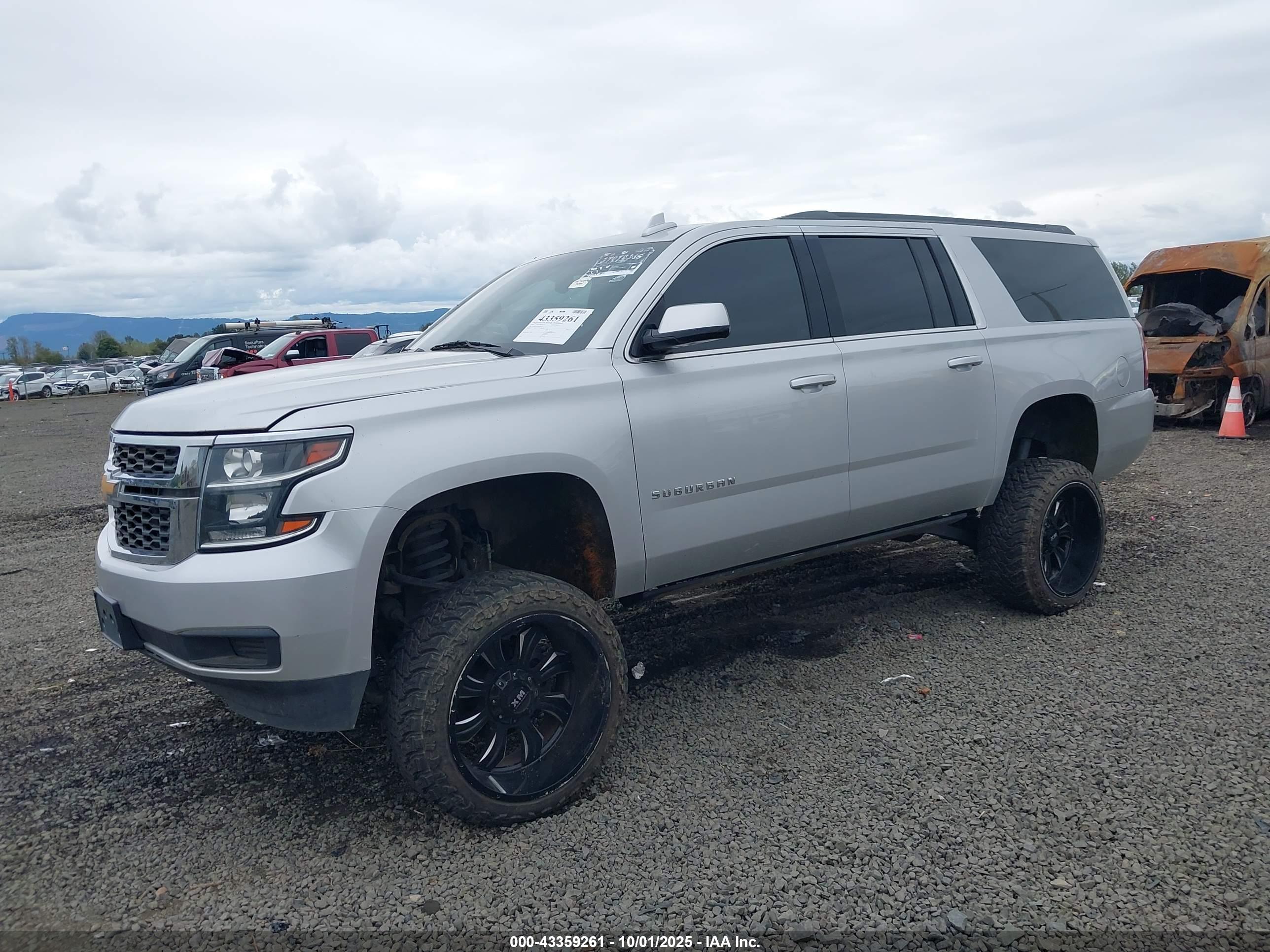 CHEVROLET SUBURBAN image 2