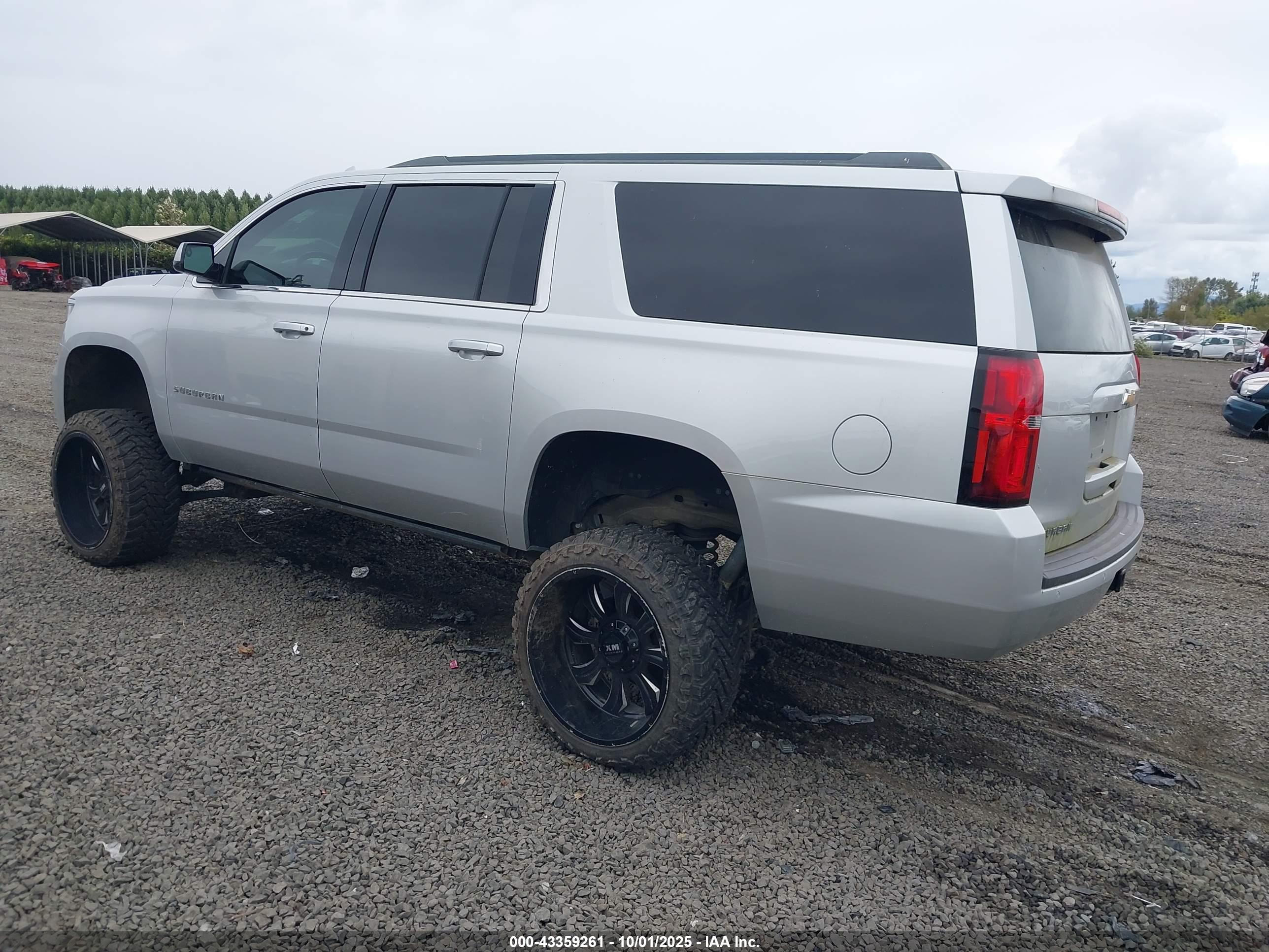 CHEVROLET SUBURBAN image 3