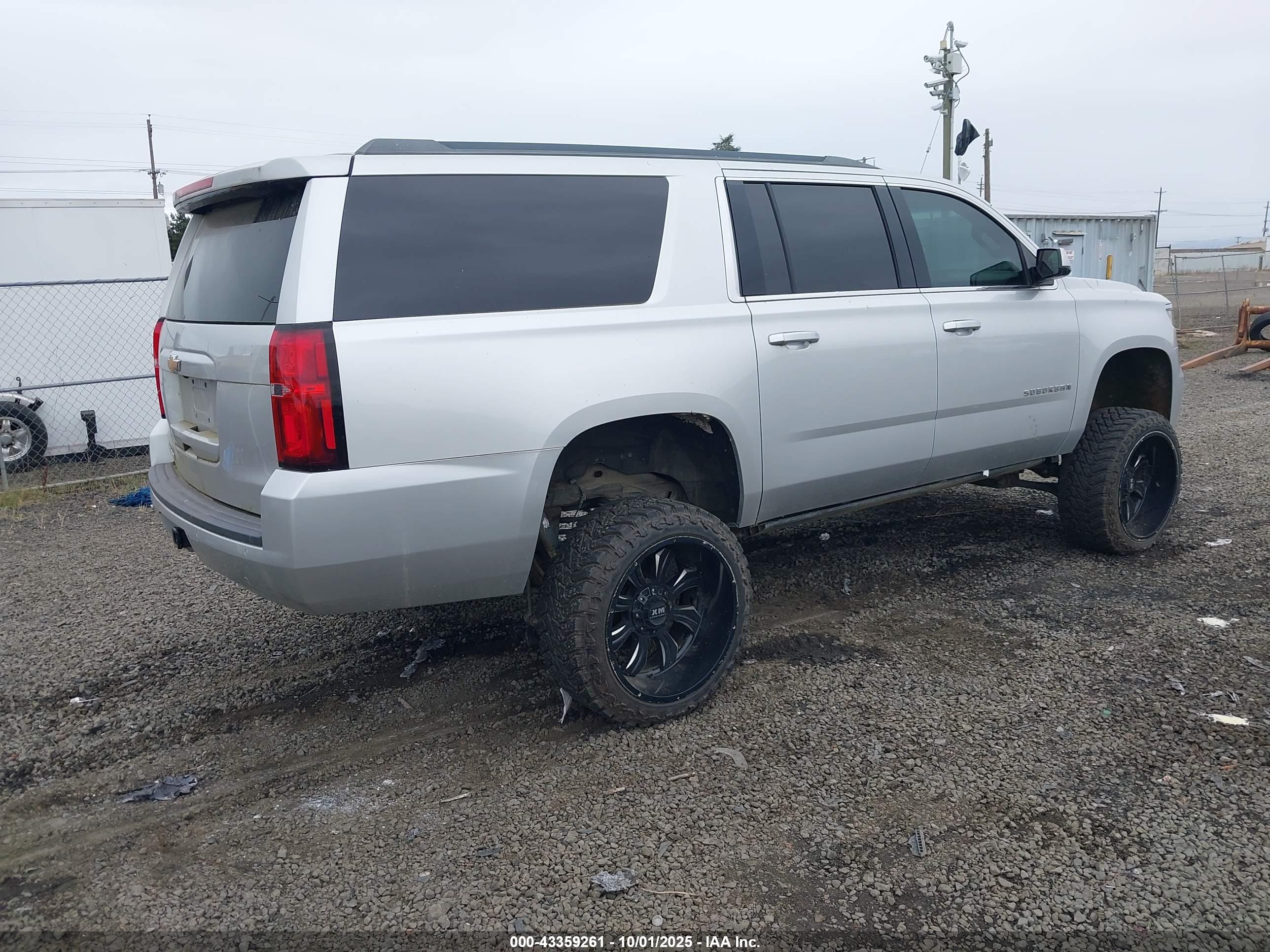 CHEVROLET SUBURBAN image 4