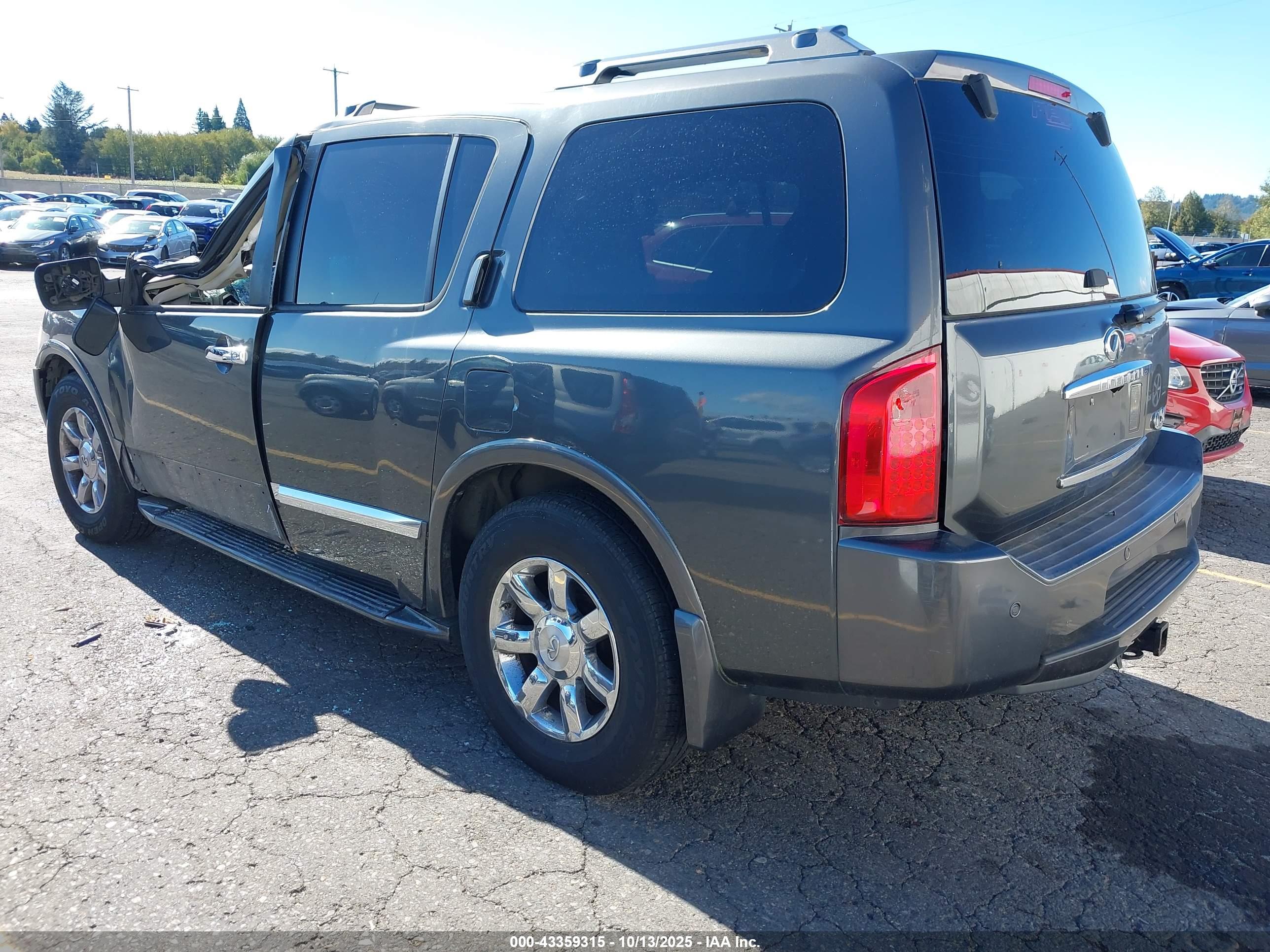 INFINITI QX56 image 3