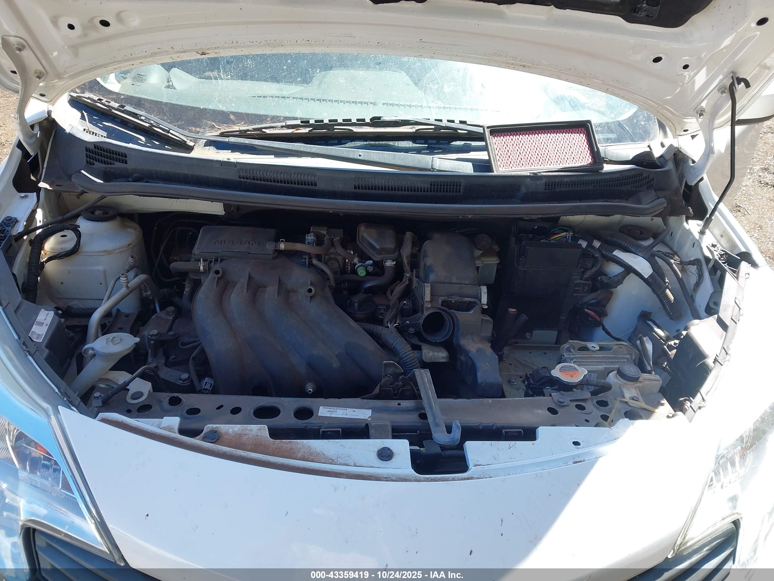 NISSAN VERSA image 10