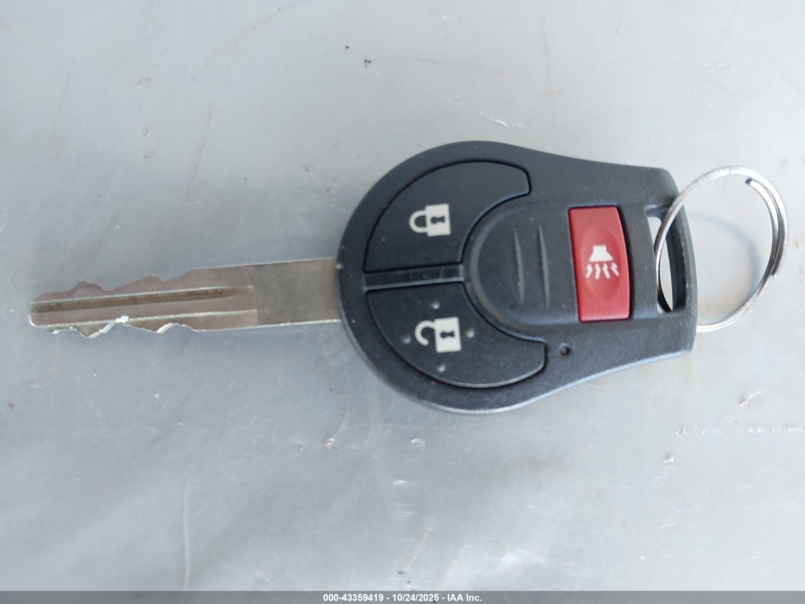NISSAN VERSA image 11