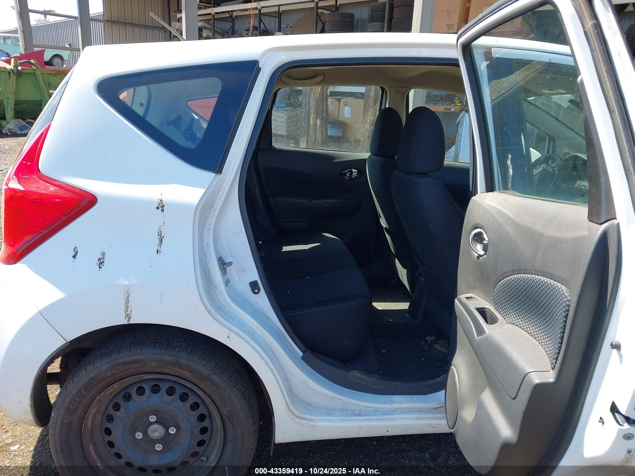 NISSAN VERSA image 8