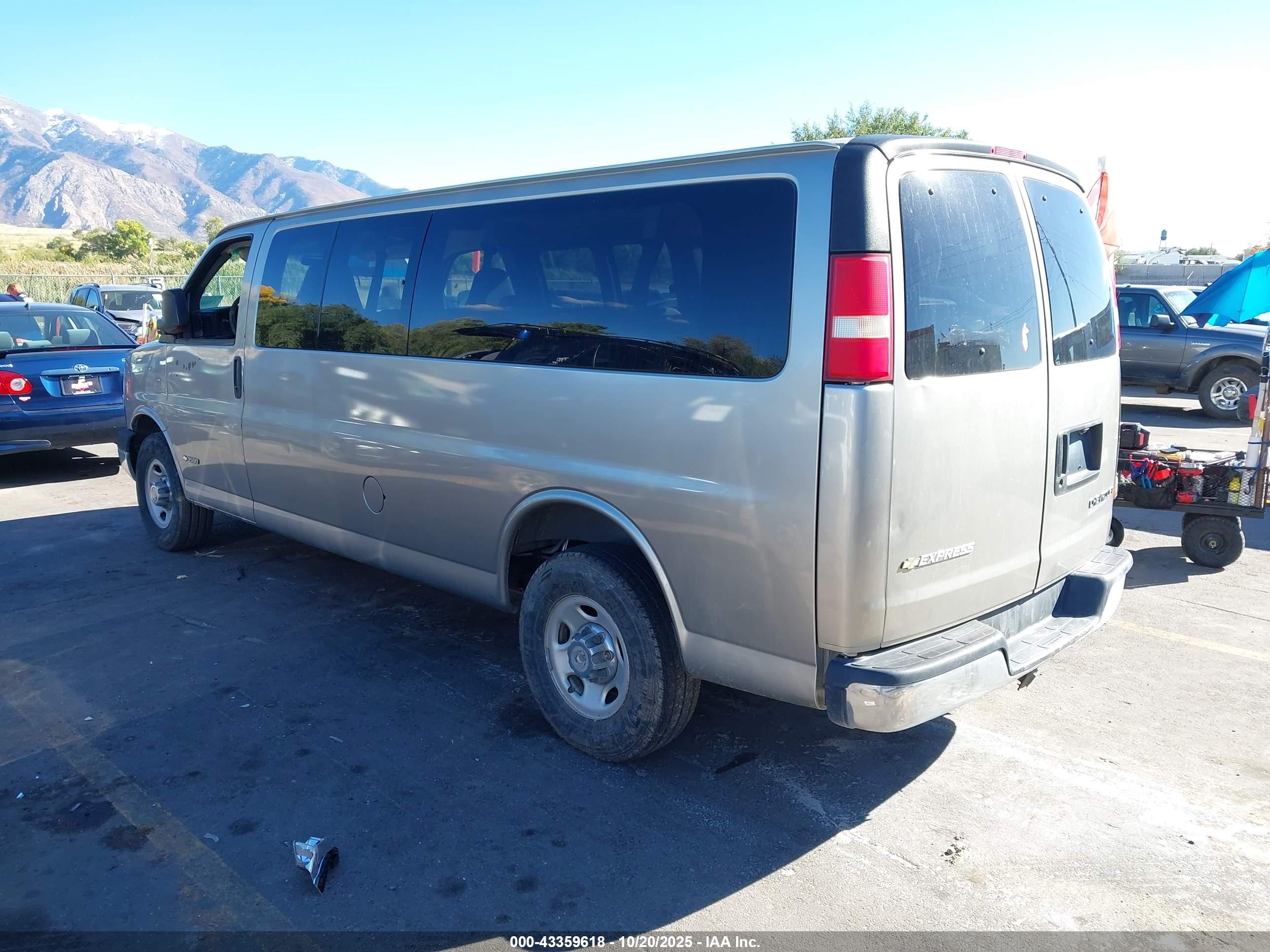 CHEVROLET EXPRESS image 3