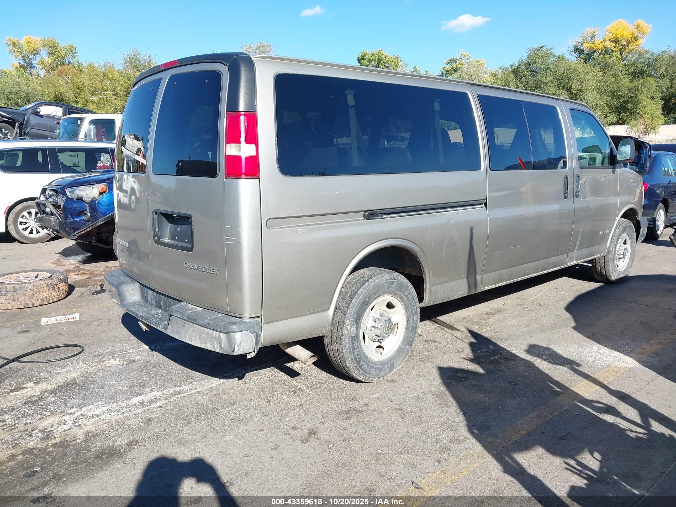 CHEVROLET EXPRESS image 4