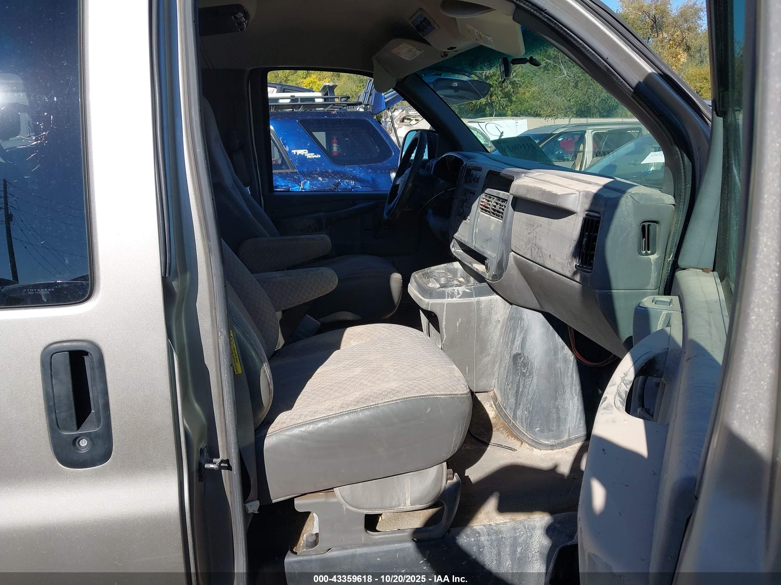 CHEVROLET EXPRESS image 5