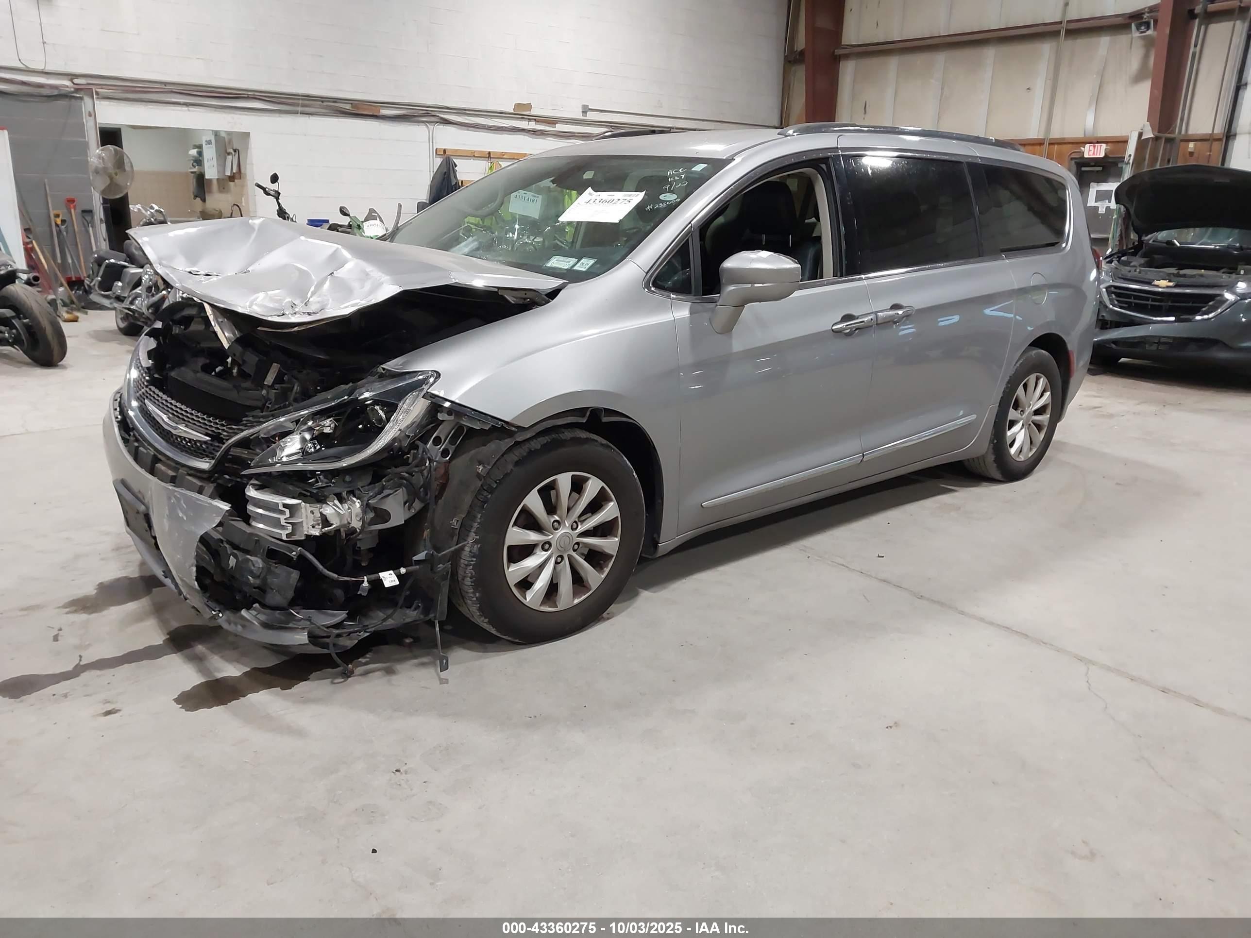 CHRYSLER PACIFICA image 2