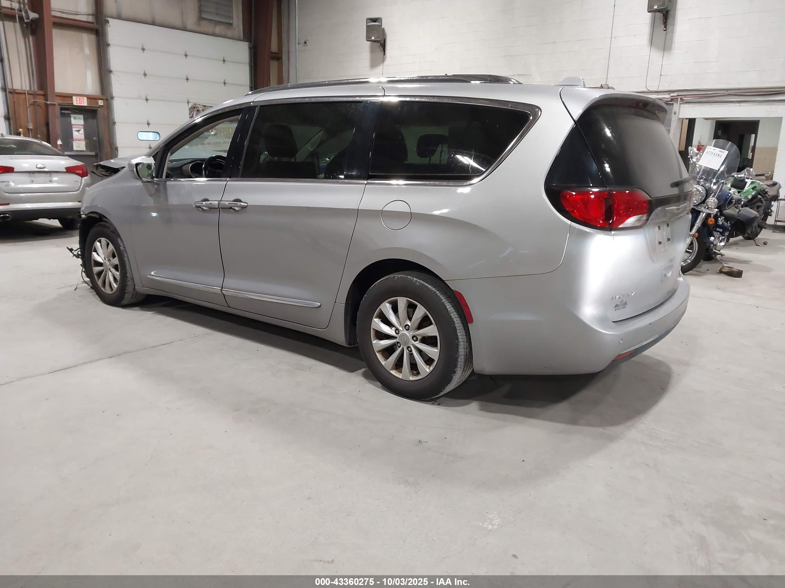 CHRYSLER PACIFICA image 3
