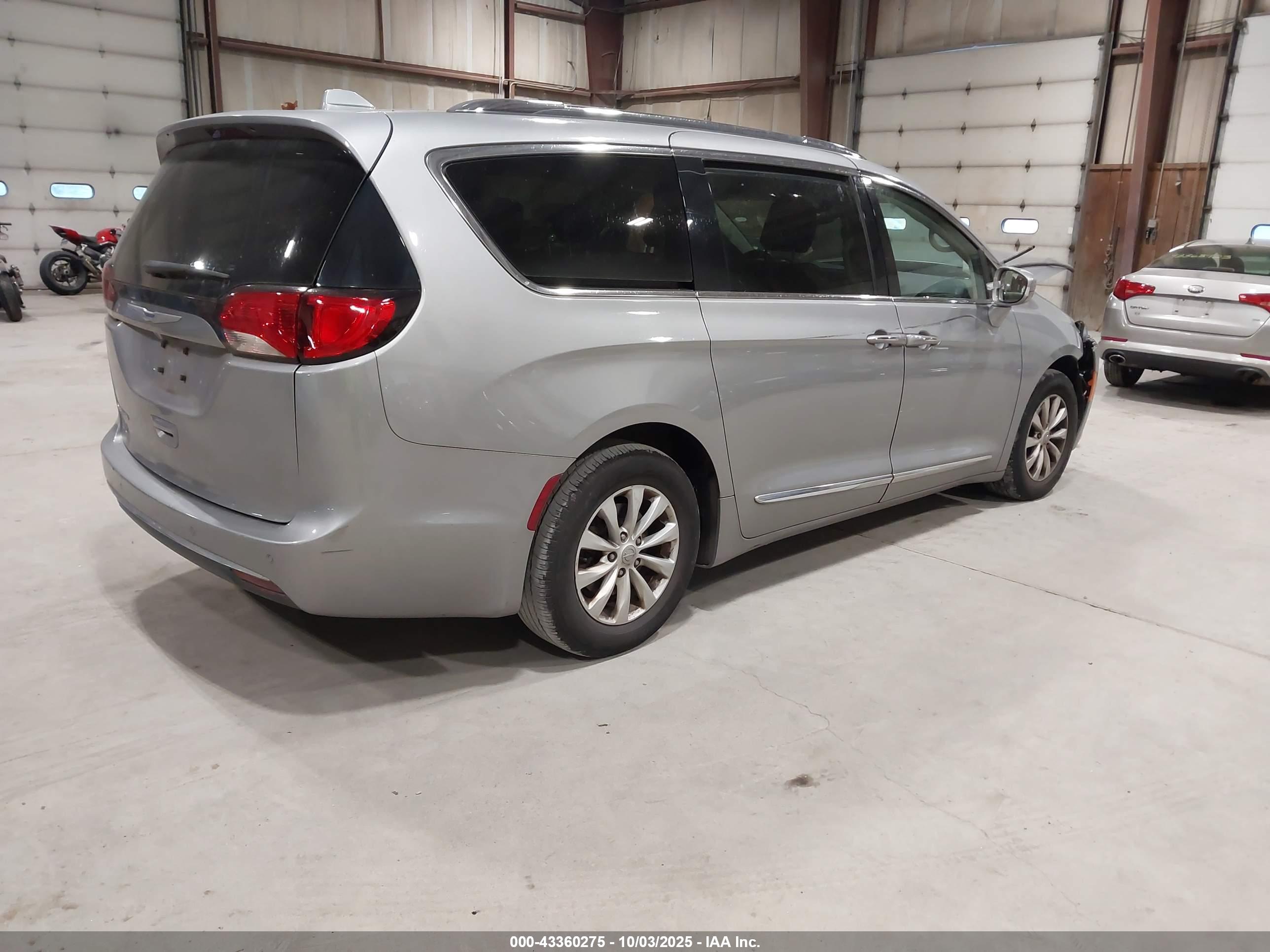 CHRYSLER PACIFICA image 4