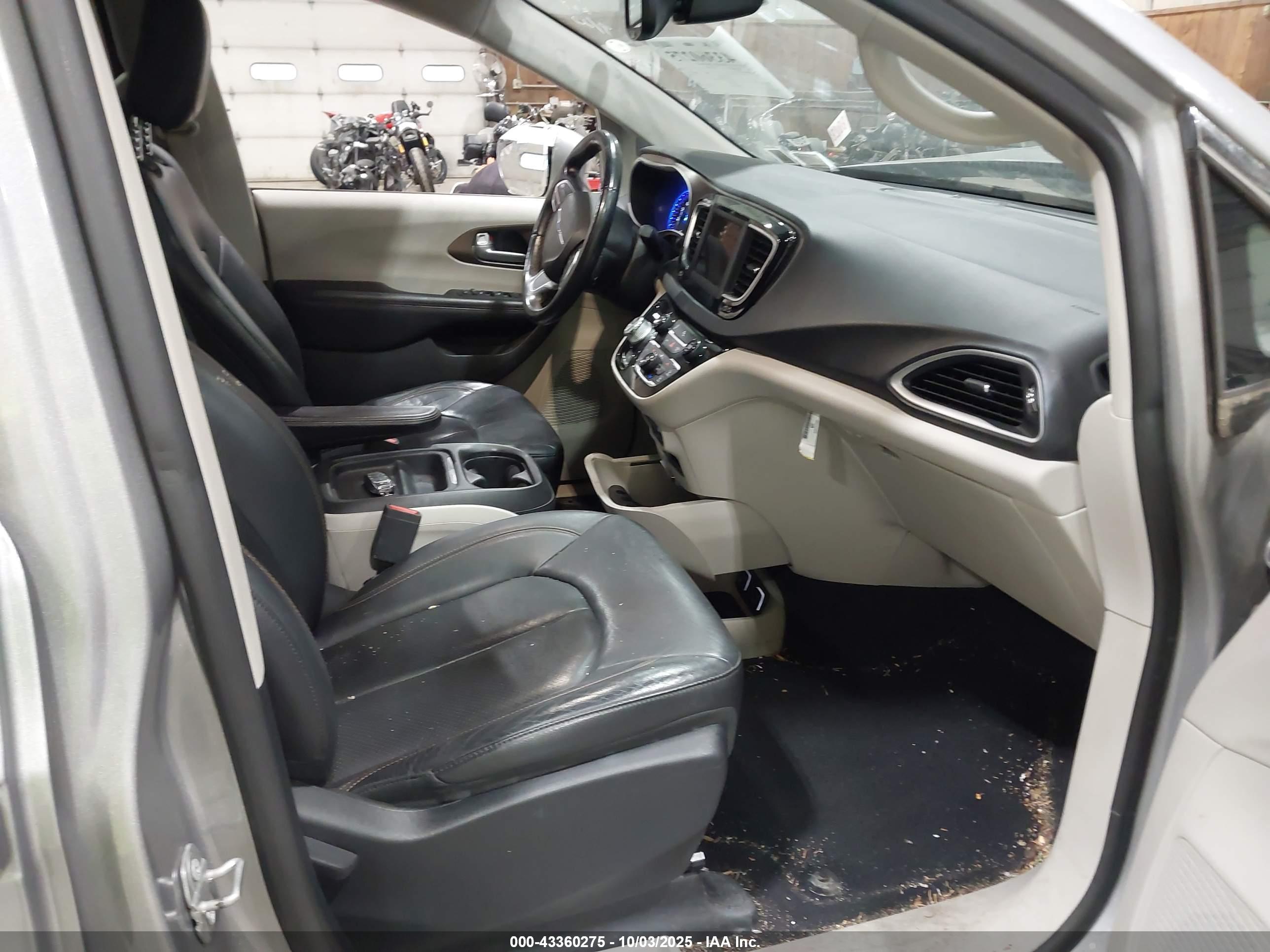 CHRYSLER PACIFICA image 5