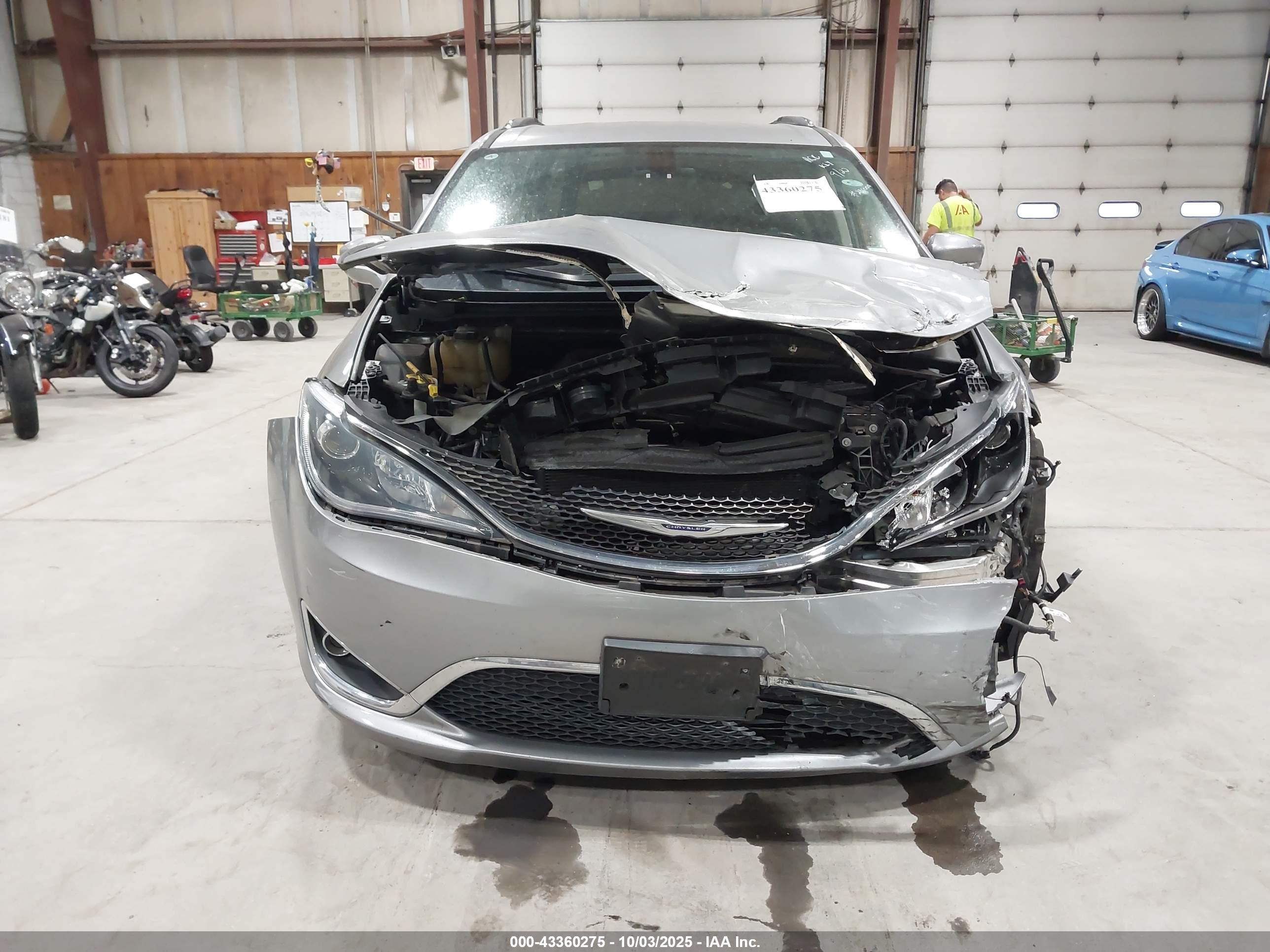 CHRYSLER PACIFICA image 6