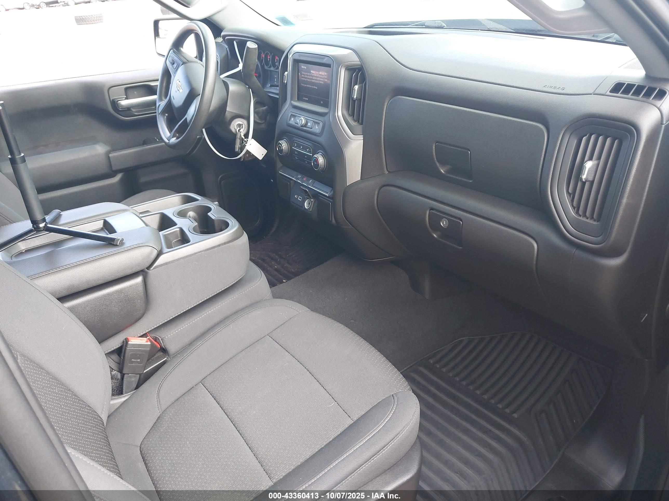 CHEVROLET SILVERADO image 5