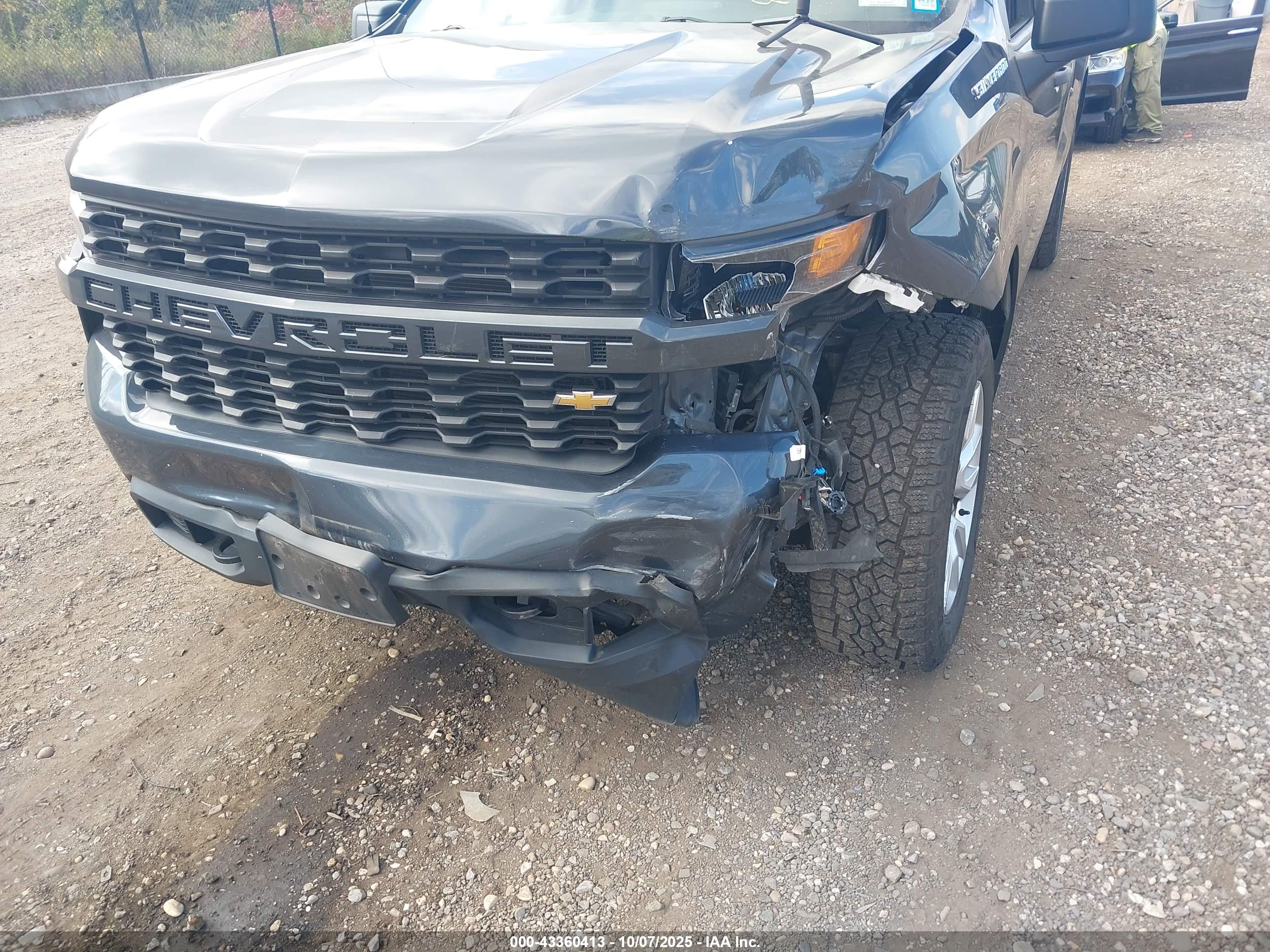 CHEVROLET SILVERADO image 6