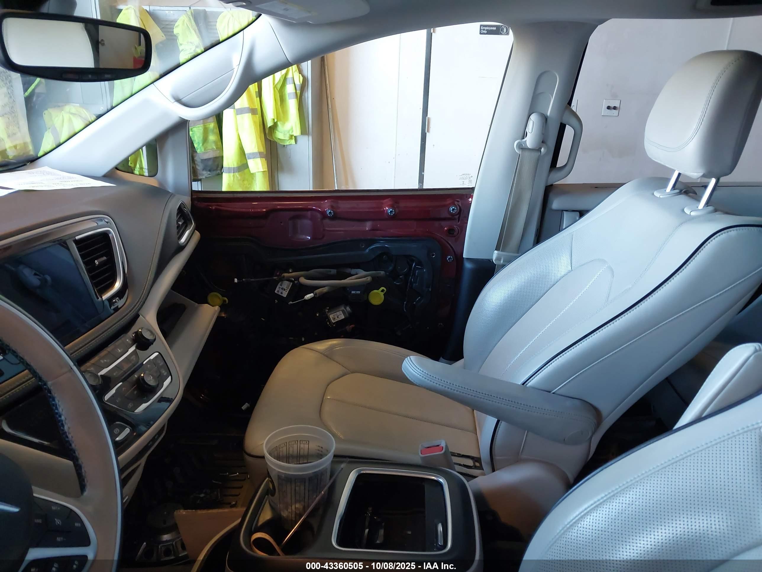 CHRYSLER PACIFICA image 5