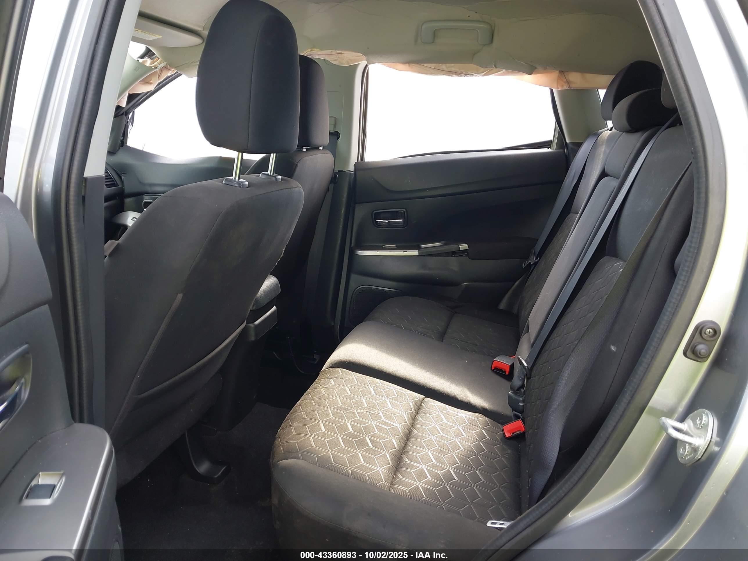 MITSUBISHI OUTLANDER image 8