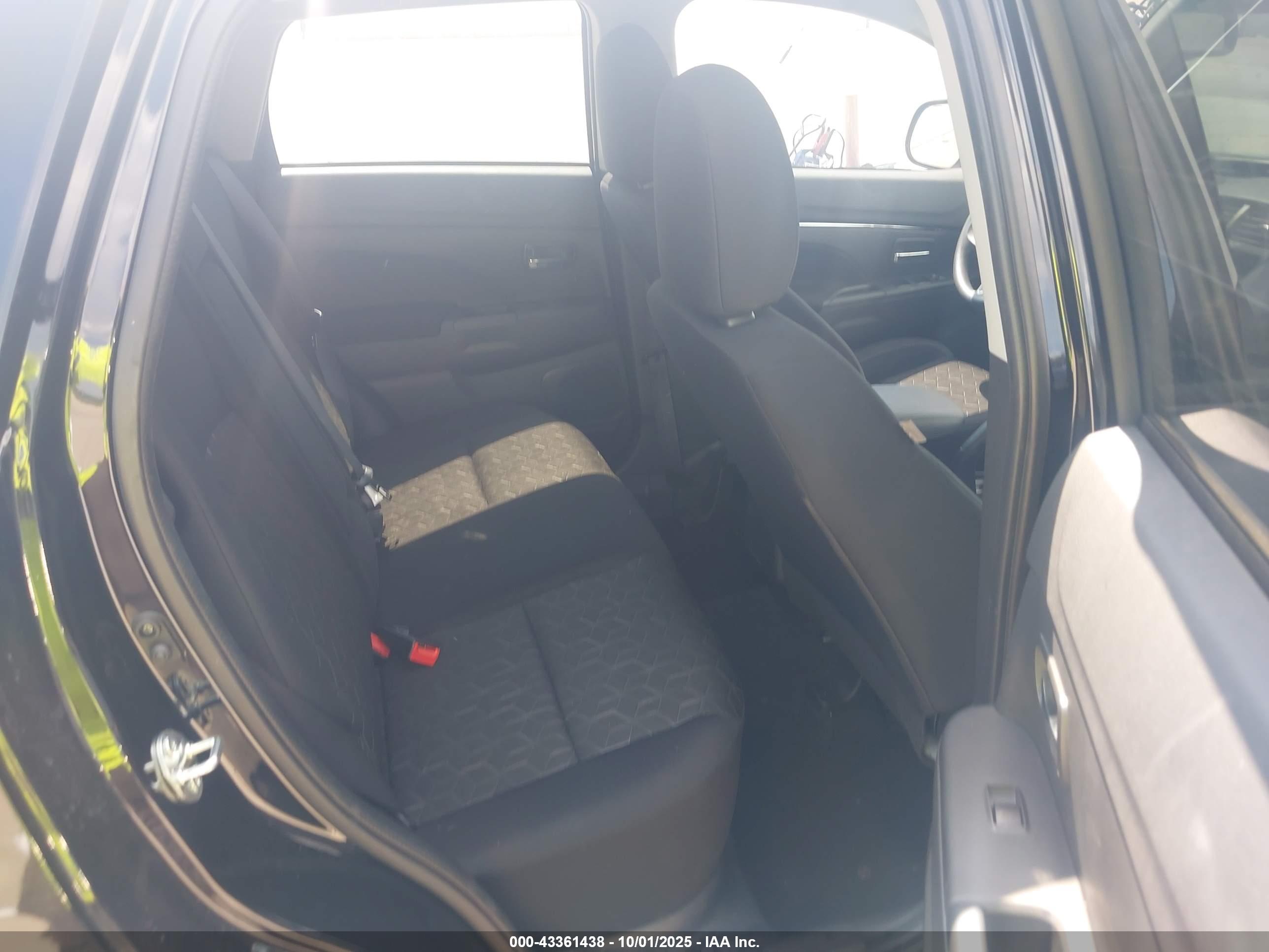 MITSUBISHI OUTLANDER image 8