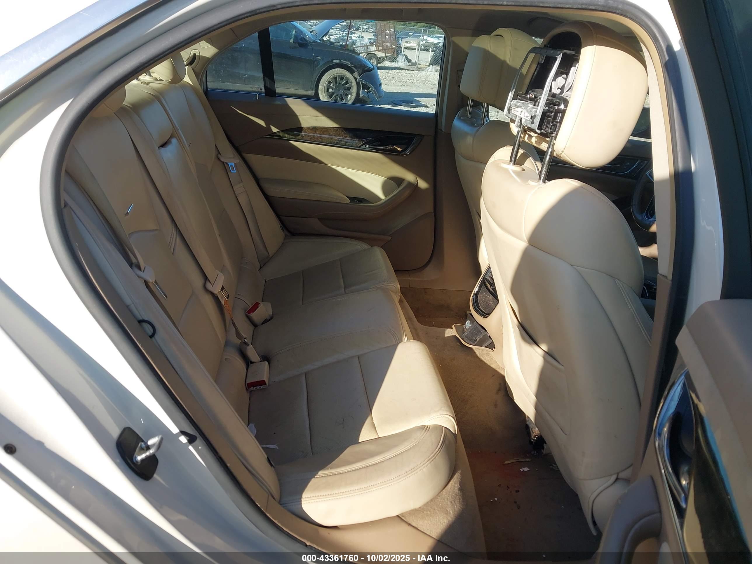 CADILLAC CTS image 8