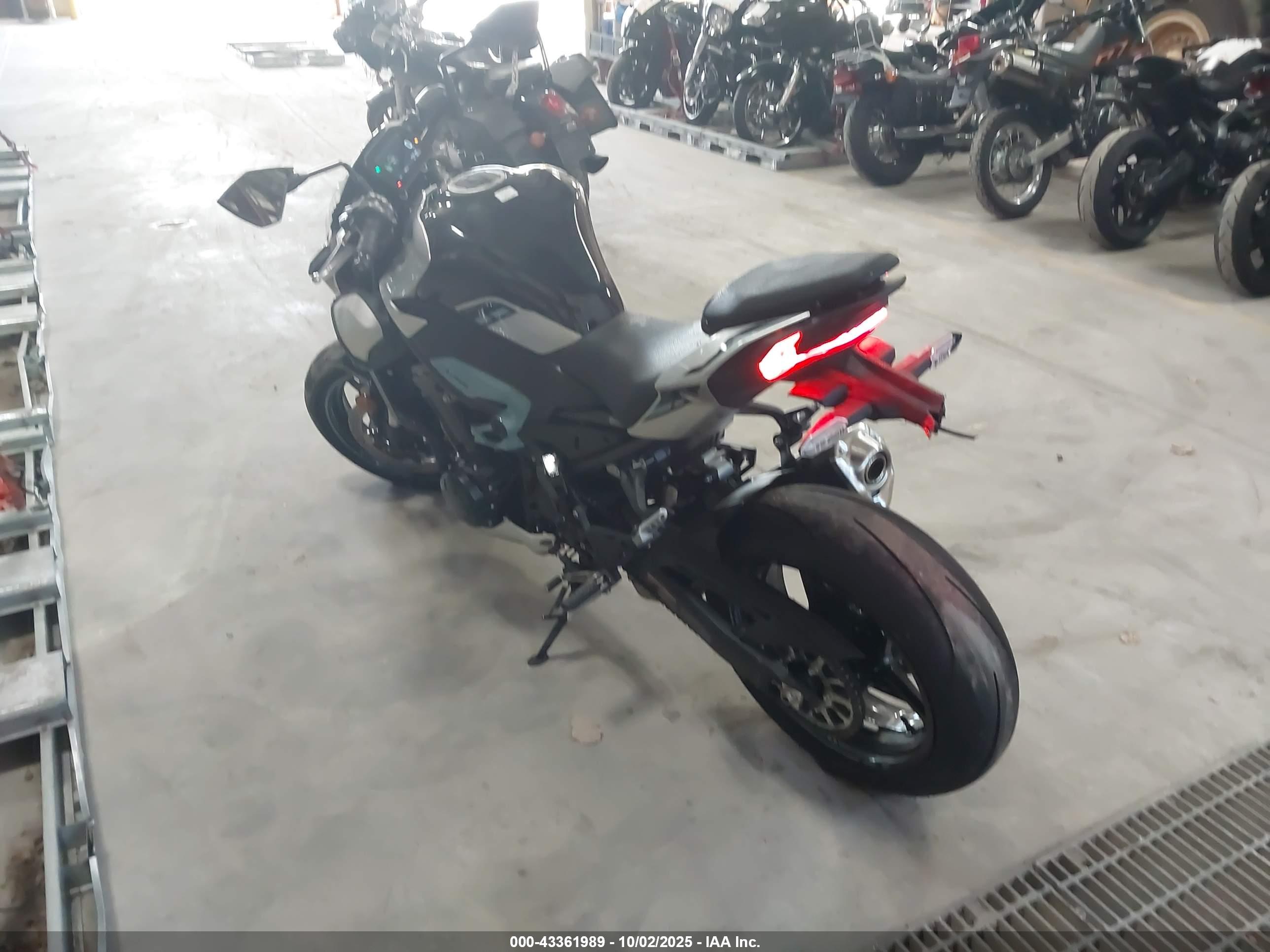 KAWASAKI ZR900 image 3