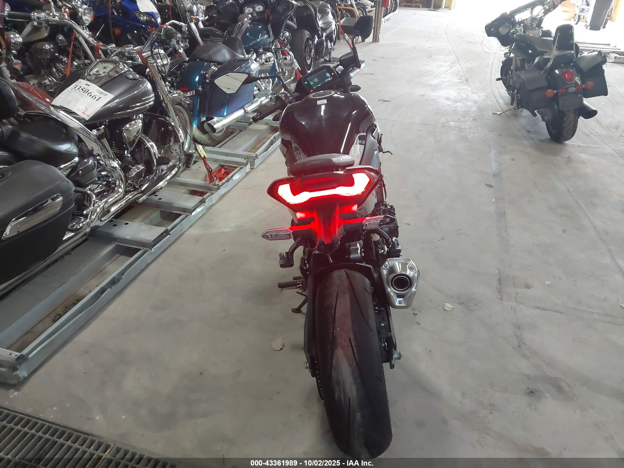 KAWASAKI ZR900 image 6