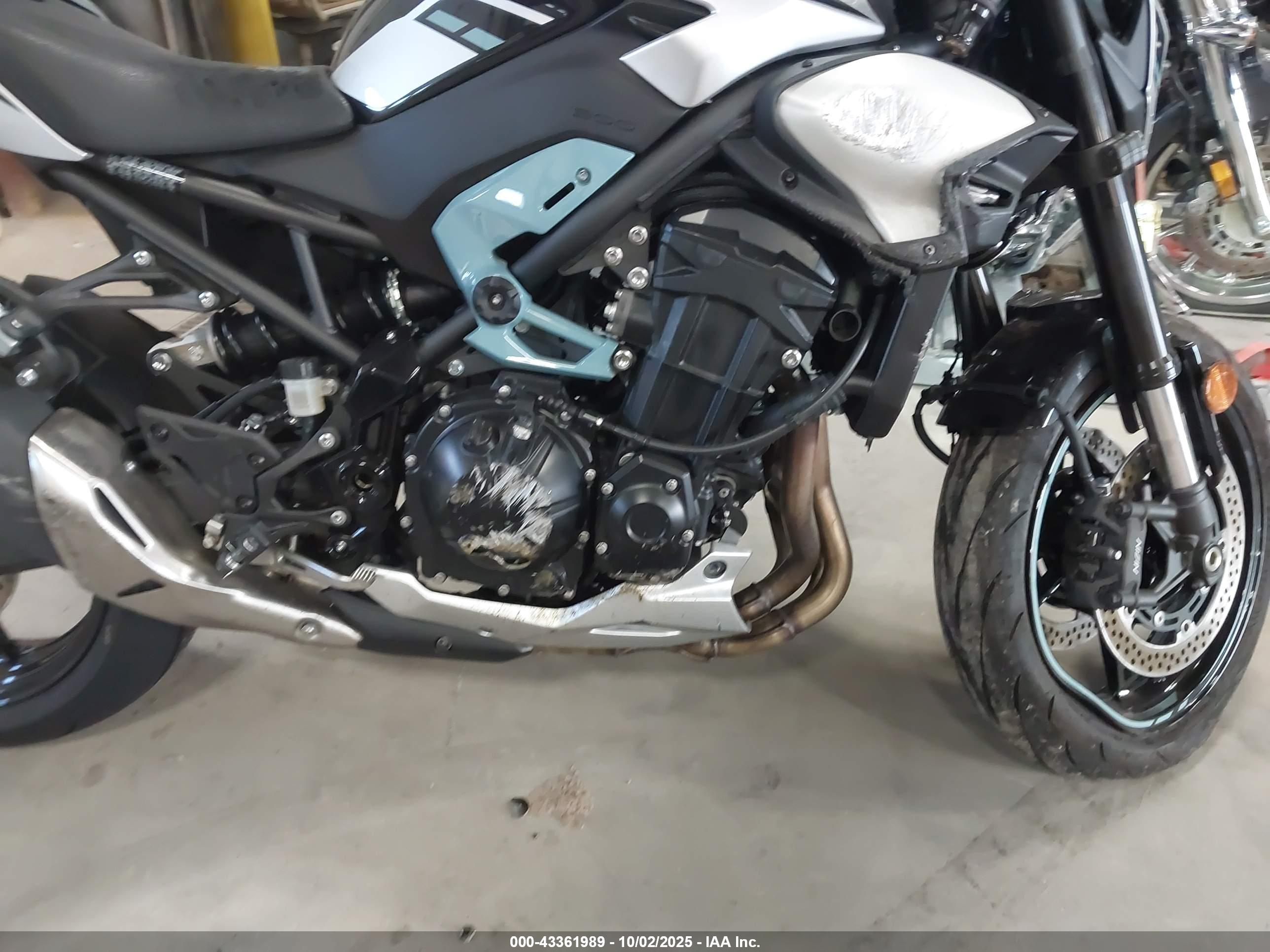 KAWASAKI ZR900 image 8