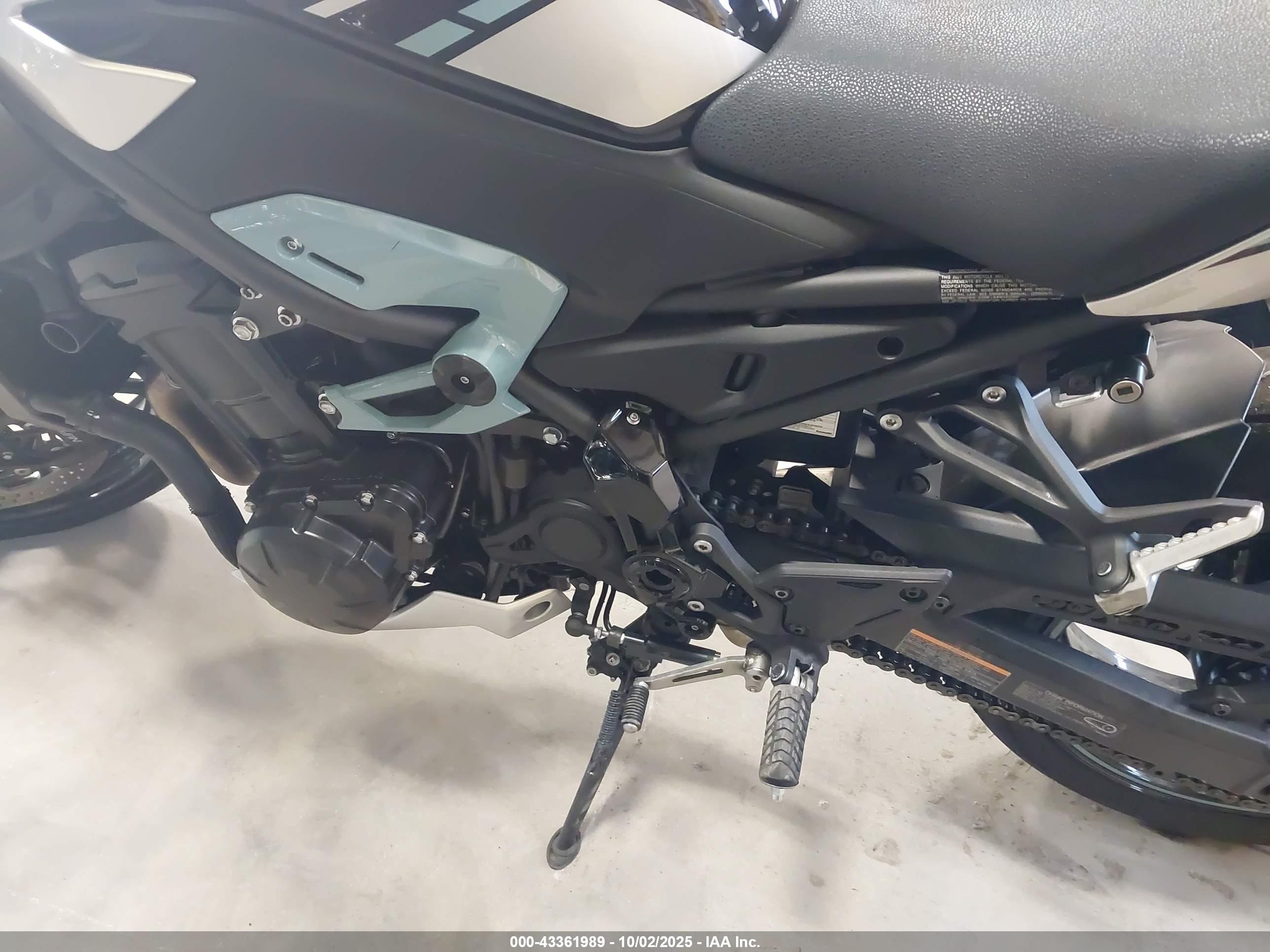 KAWASAKI ZR900 image 9