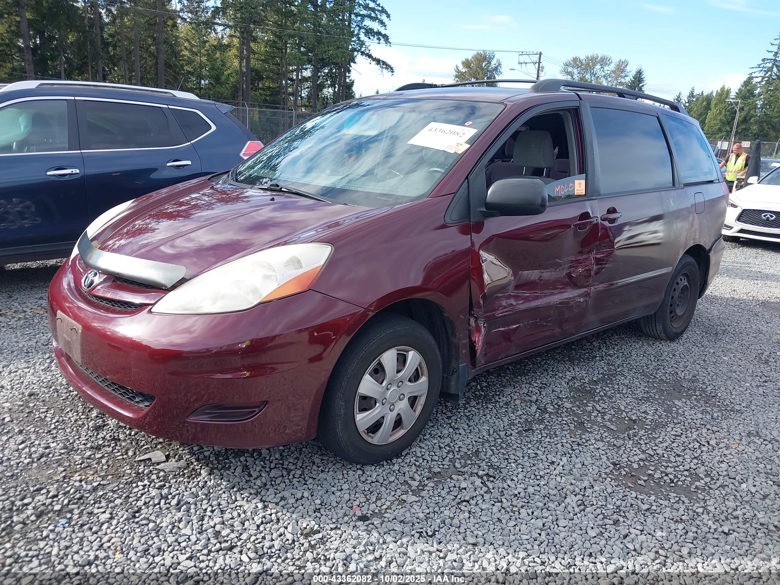 TOYOTA SIENNA image 2
